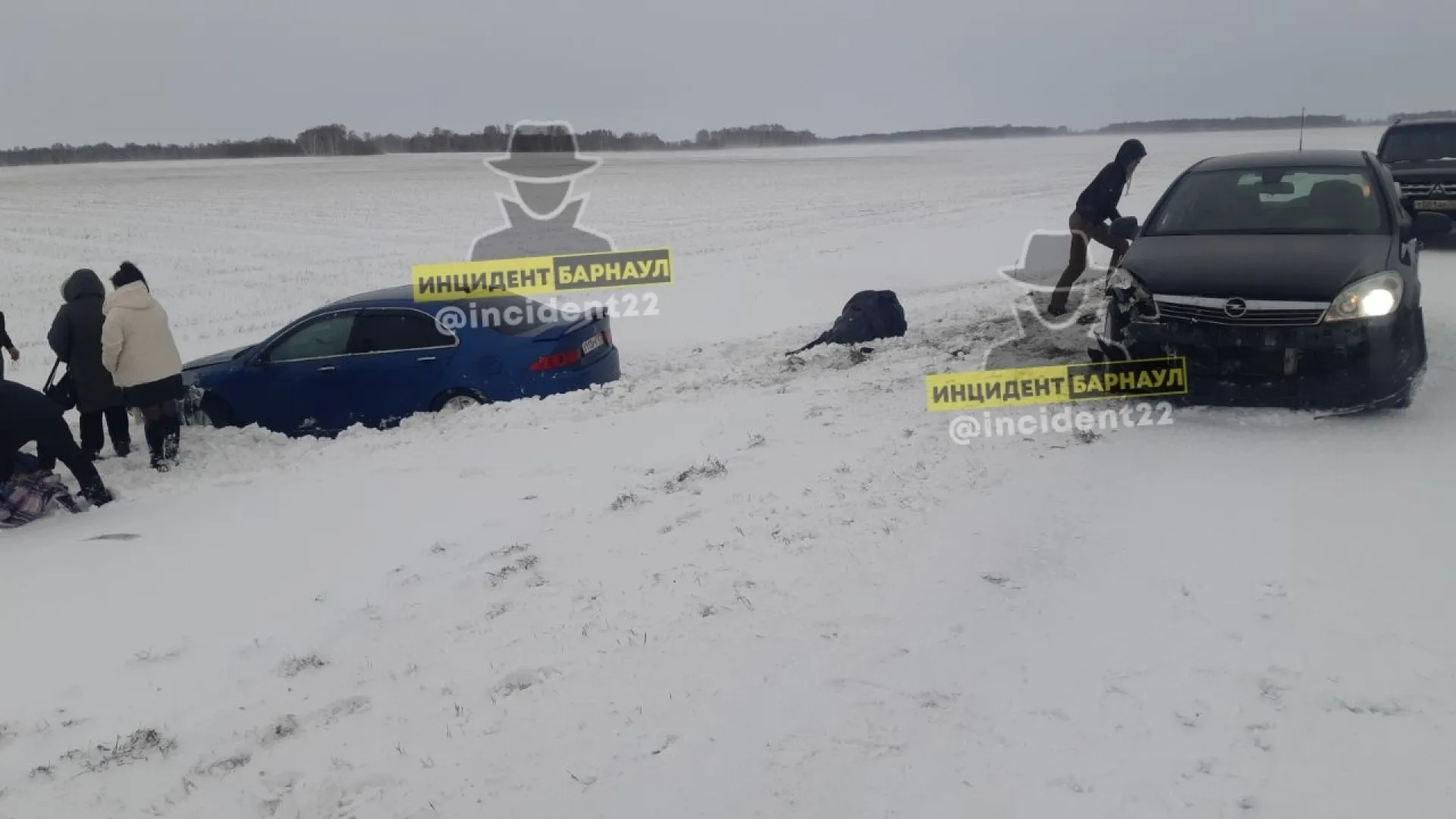 Две легковушки поочередно улетели в кювет на трассе в Алтайском крае