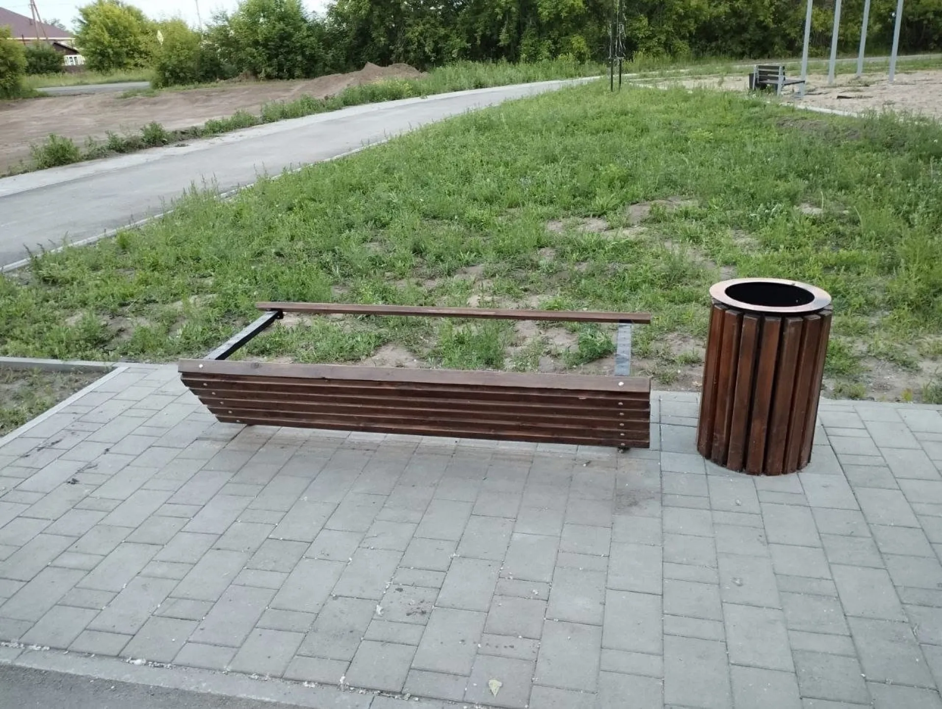 Вандалы сломали скамейку в парке «Зелёный клин» в Камне-на-Оби