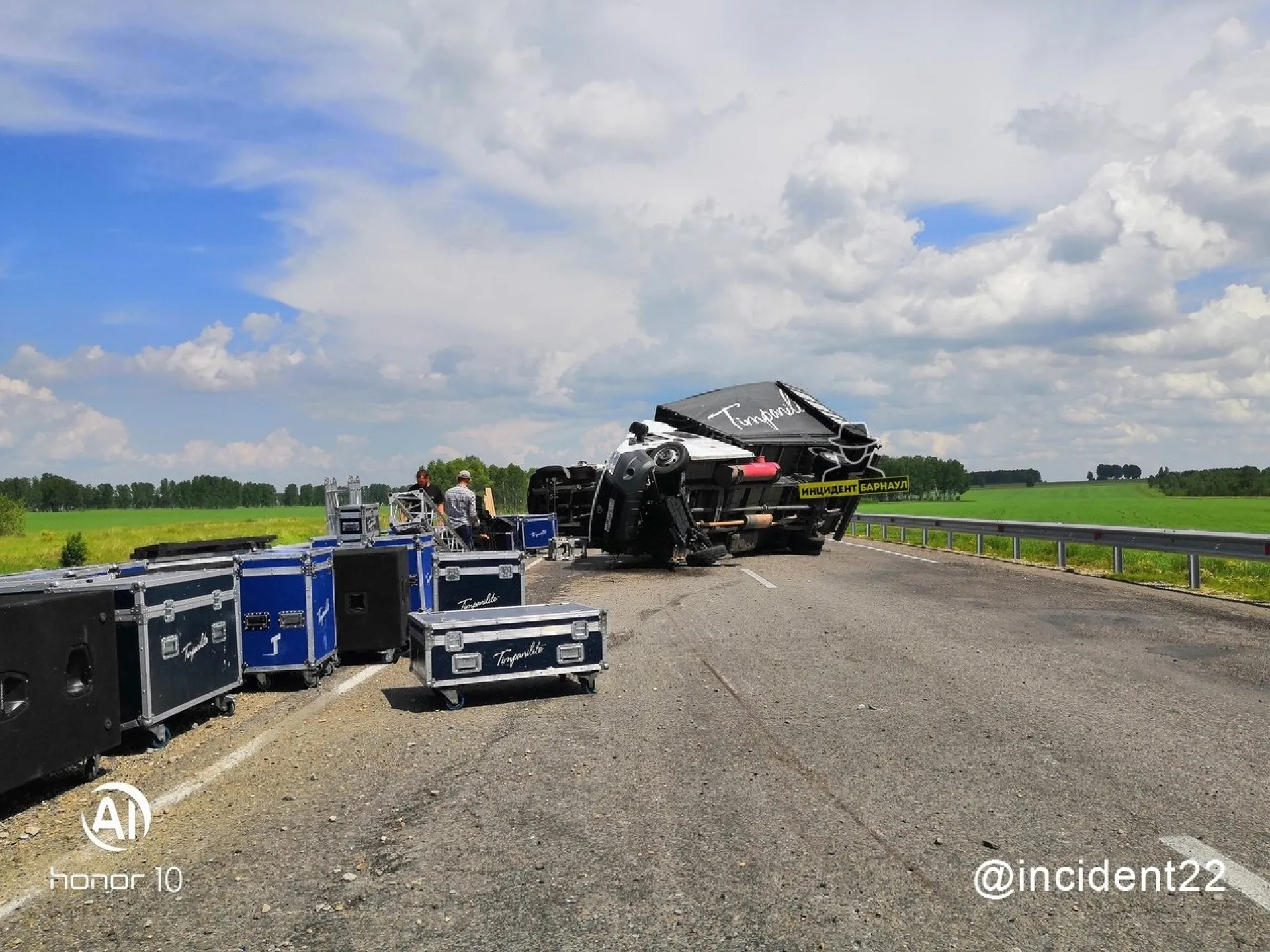 Грузовая "Газель" перевернулась на алтайской трассе Грузовая "Газель" перевернулась на алтайской трассе