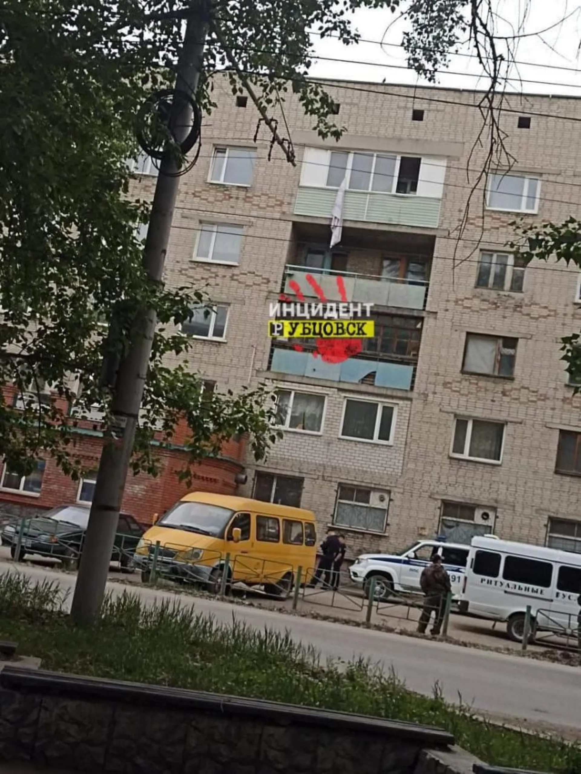 Рубцовчанка пыталась перелезть с 5 этажа на 4, но сорвалась