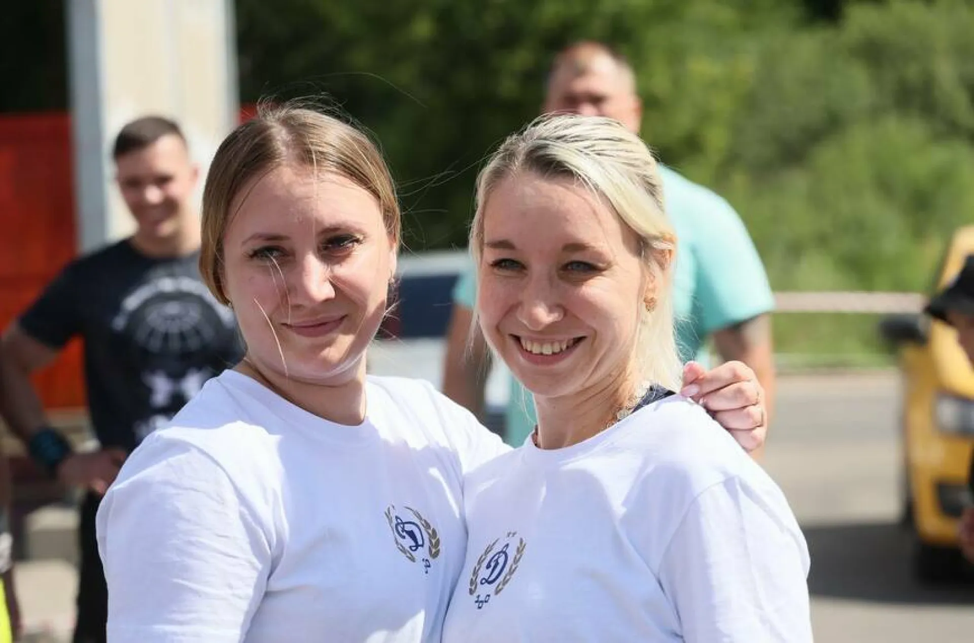 Две россиянки установили рекорд по буксировке автопоезда Две россиянки установили рекорд по буксировке автопоезда