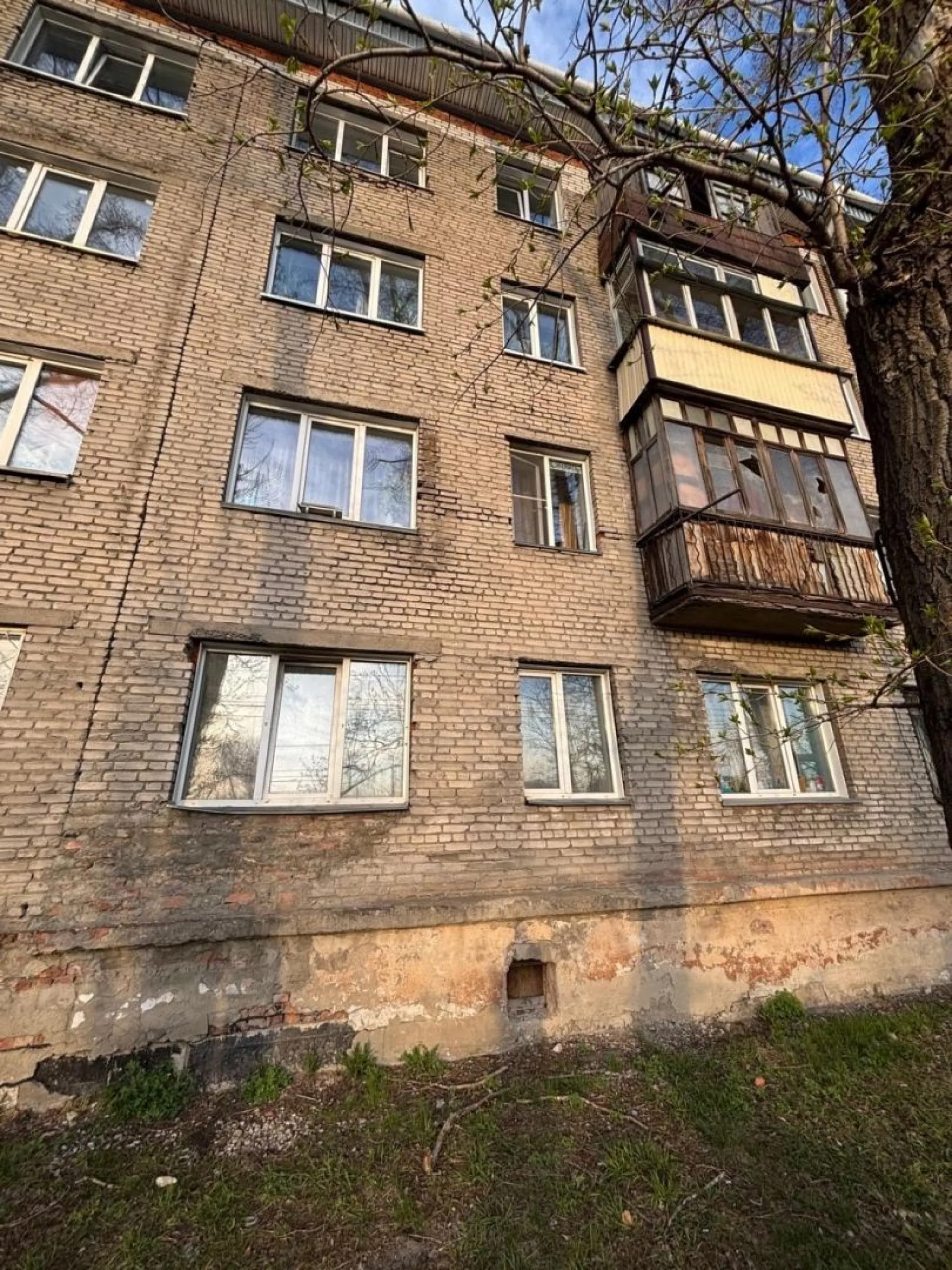Следователи устанавливают обстоятельства падения из окна малолетнего ребенка в Бийске