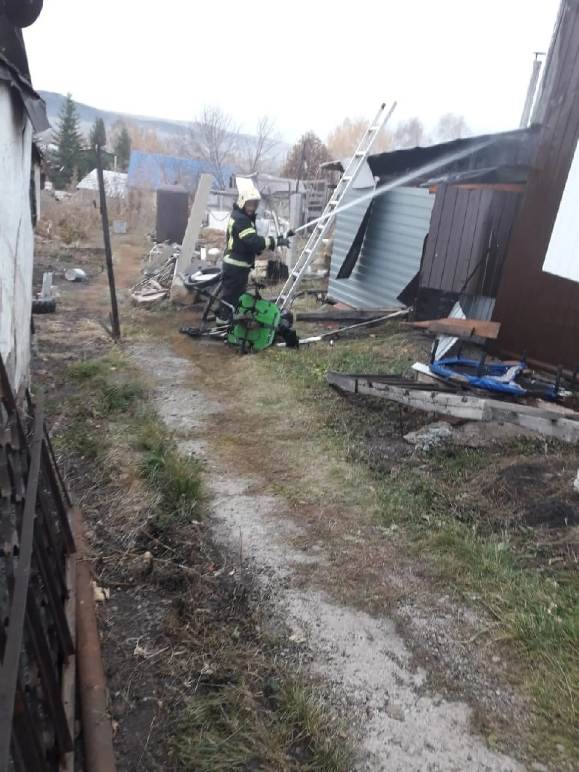 Двух пенсионеров спасли из горящей бани в Алтайском крае