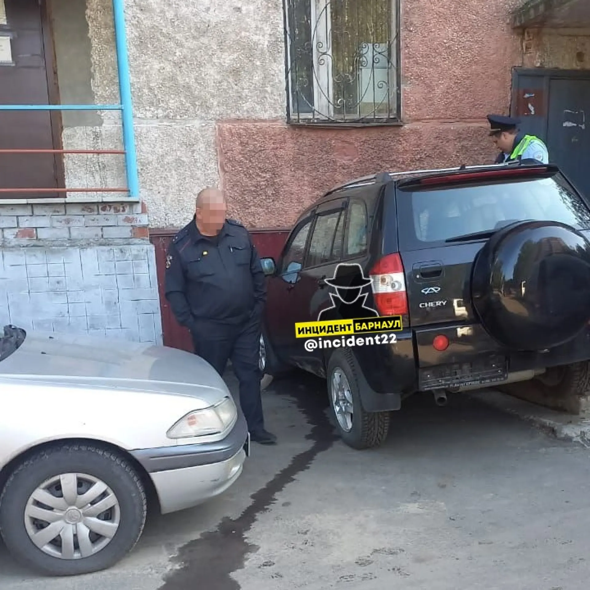 Без прав, без пострадавших. Стали известны подробности столкновения машины с домом в Барнауле Без прав, без пострадавших. Стали известны подробности столкновения машины с домом в Барнауле