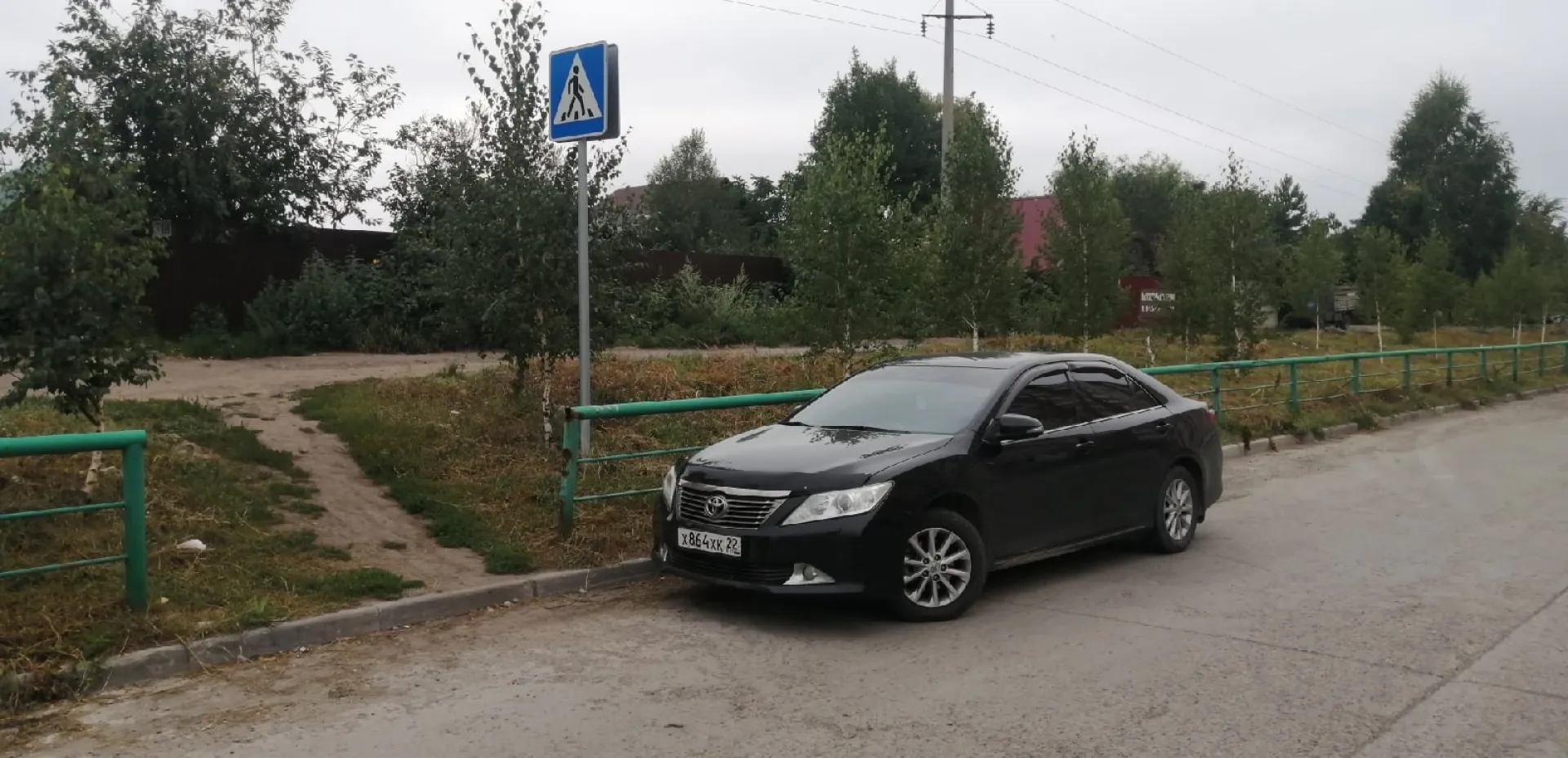 Барнаульцы недовольны автомобилистами, которые паркуют машины у пешеходного перехода