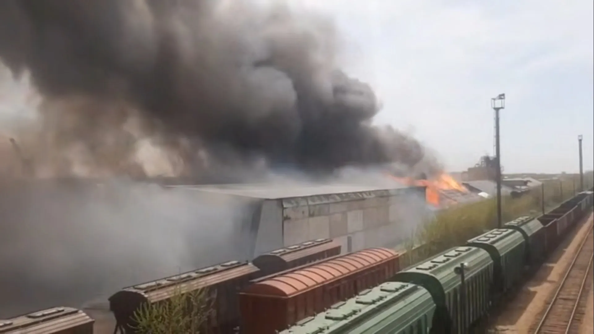 Идет ликвидация крупного пожара в Рубцовском районе