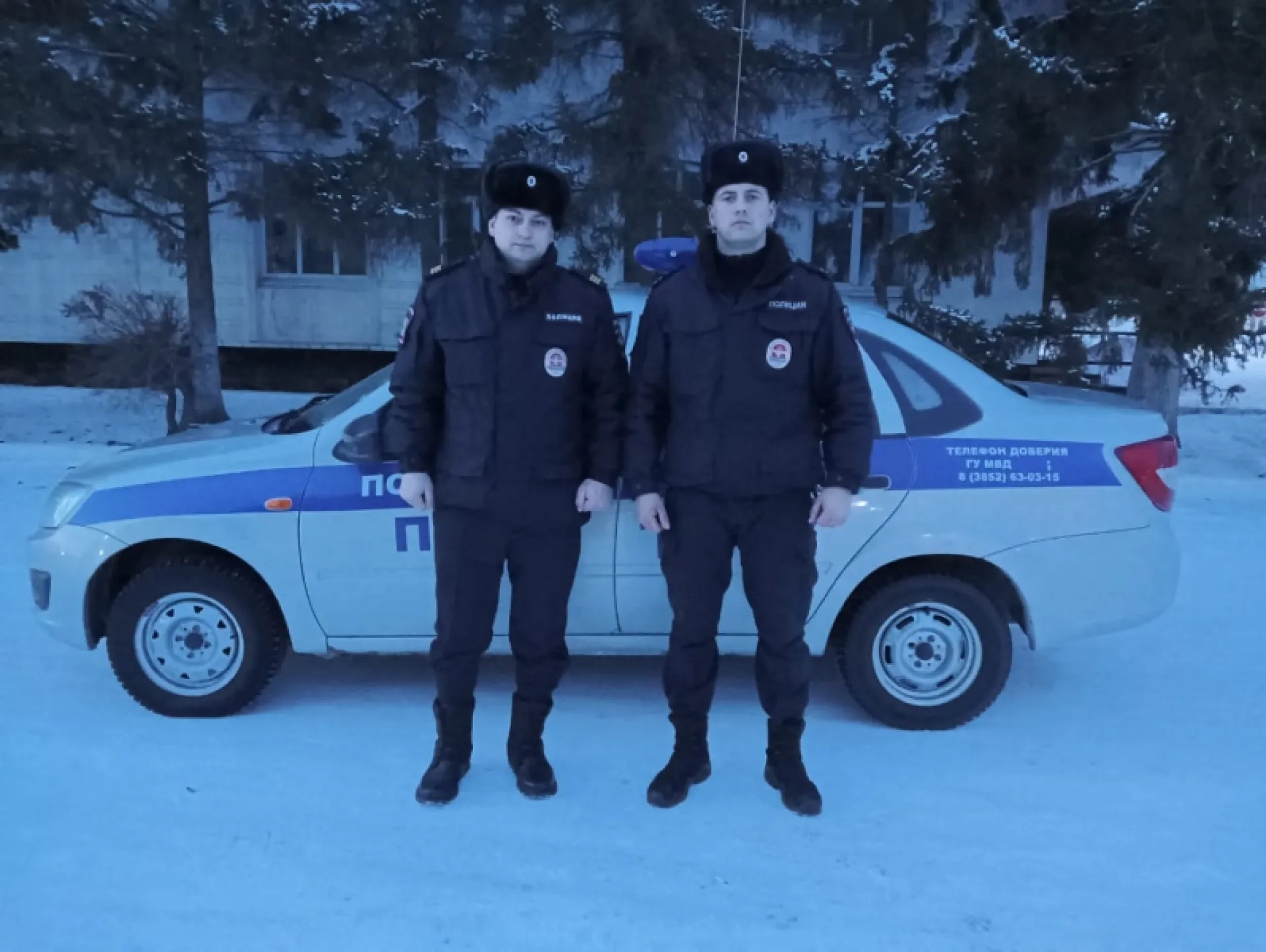 Полицейские спасли дом от пожара в Угловском районе