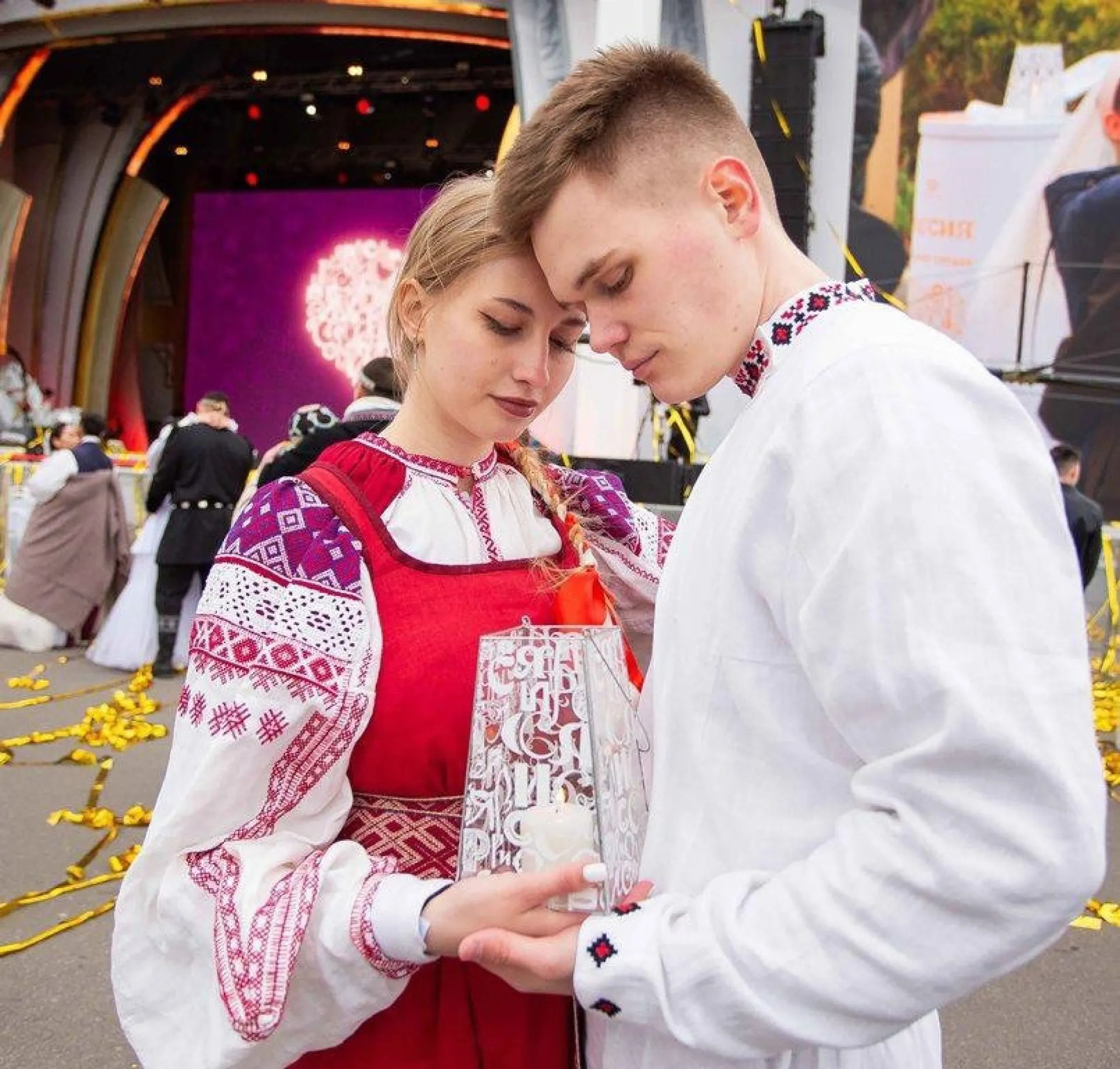 Самая массовая и межнациональная свадебная церемония попала в Книгу рекордов России