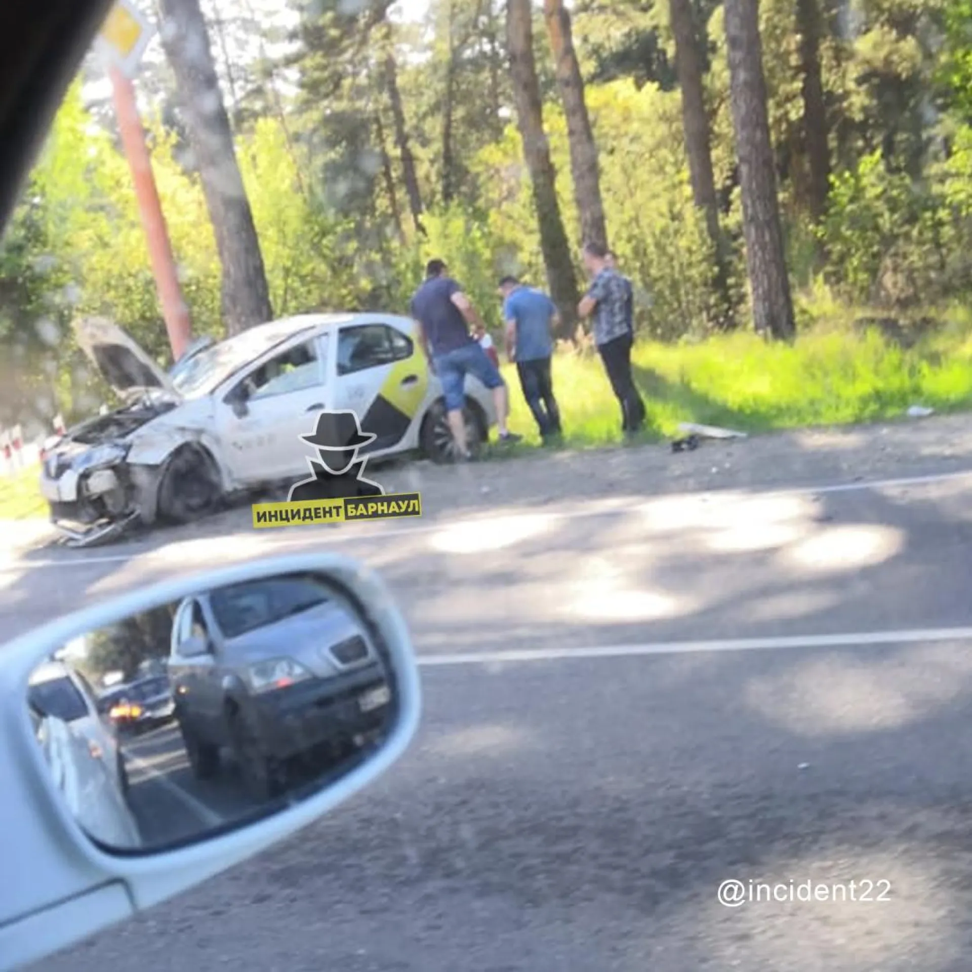 Серьёзная авария с участием такси произошла в Барнауле Серьёзная авария с участием такси произошла в Барнауле