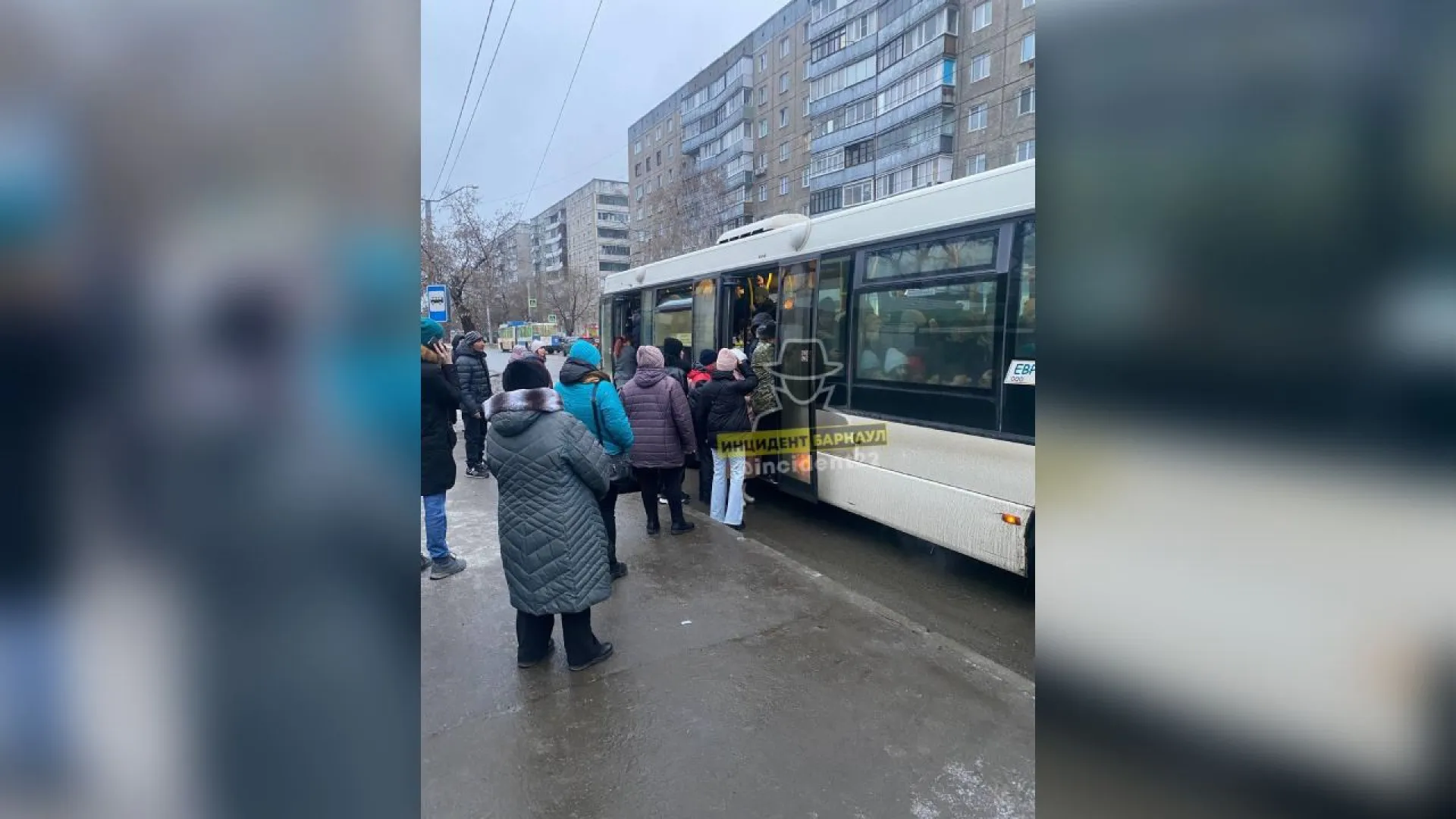 Барнаульцы жалуются на очереди в общественный транспорт