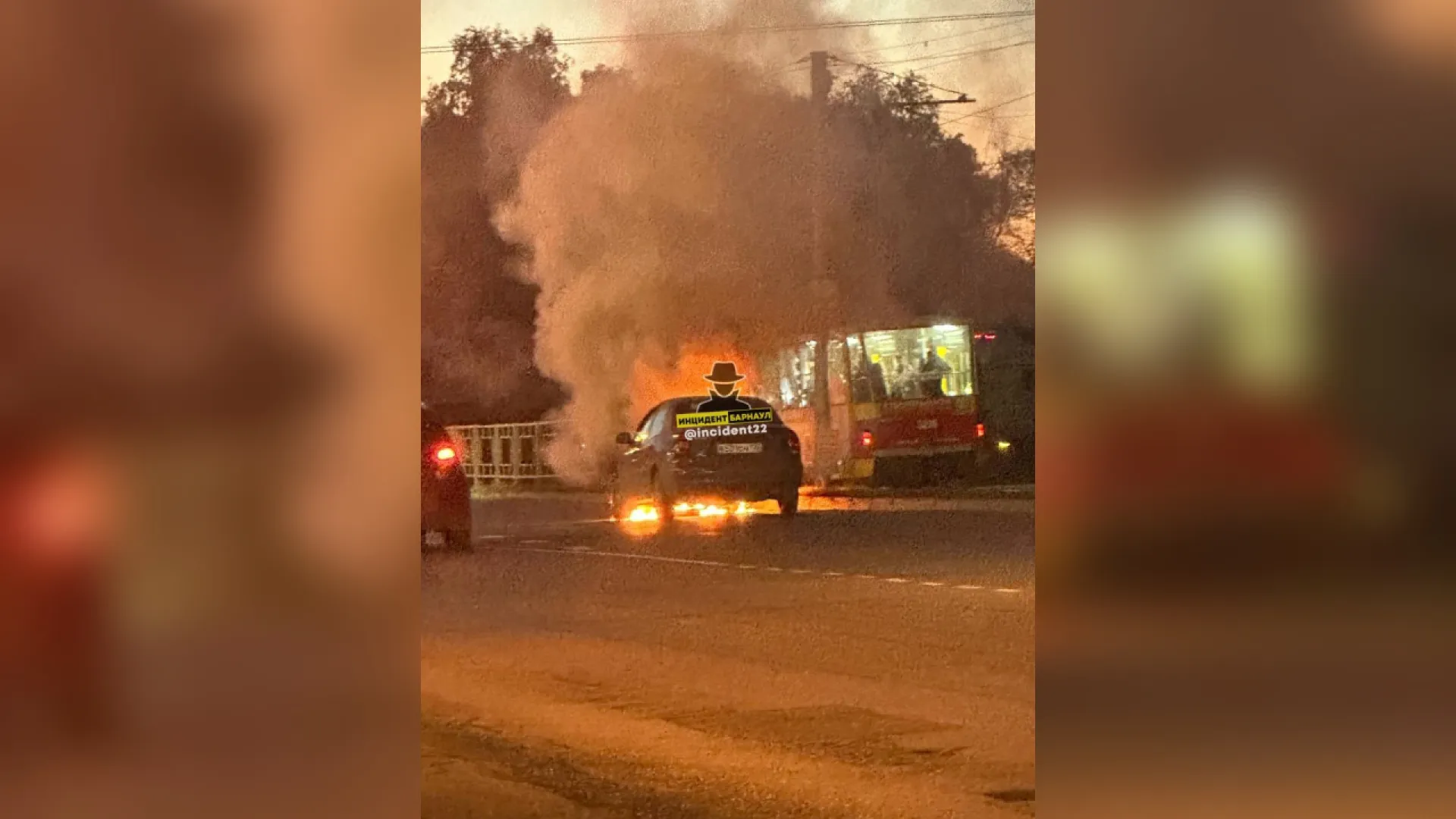 Автомобиль загорелся прямо на дороге в Барнауле