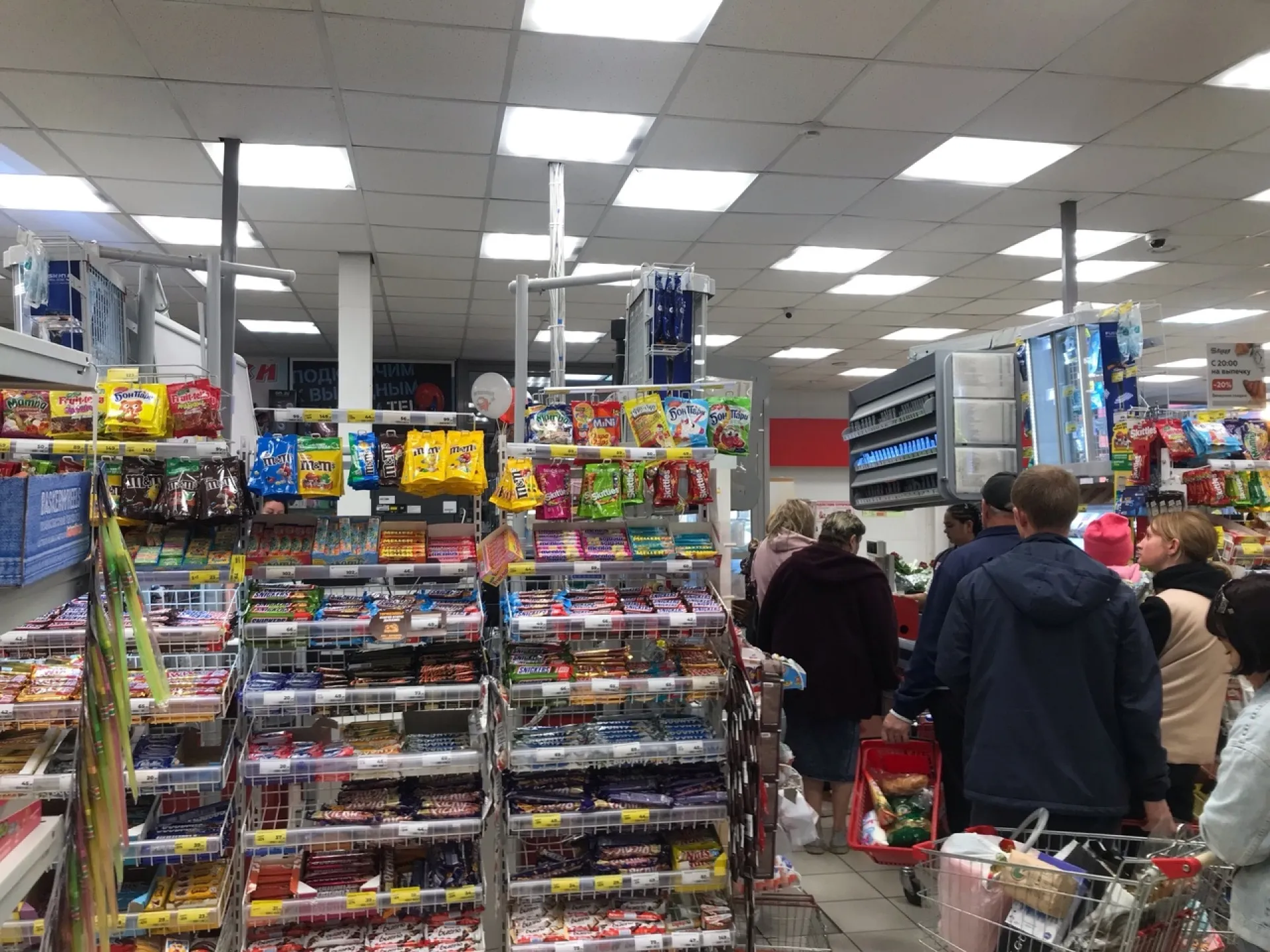 Алкоголь, конфеты и икра: мужчина попытался украсть целую корзину продуктов в Бийске