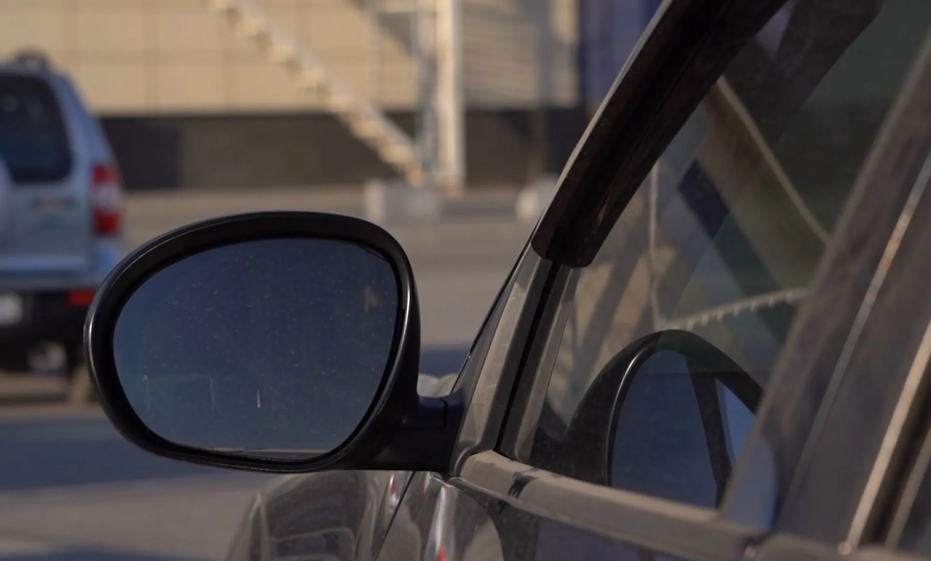 Житель Бийска обокрал чужую машину на парковке торгового центра  Житель Бийска обокрал чужую машину на парковке торгового центра