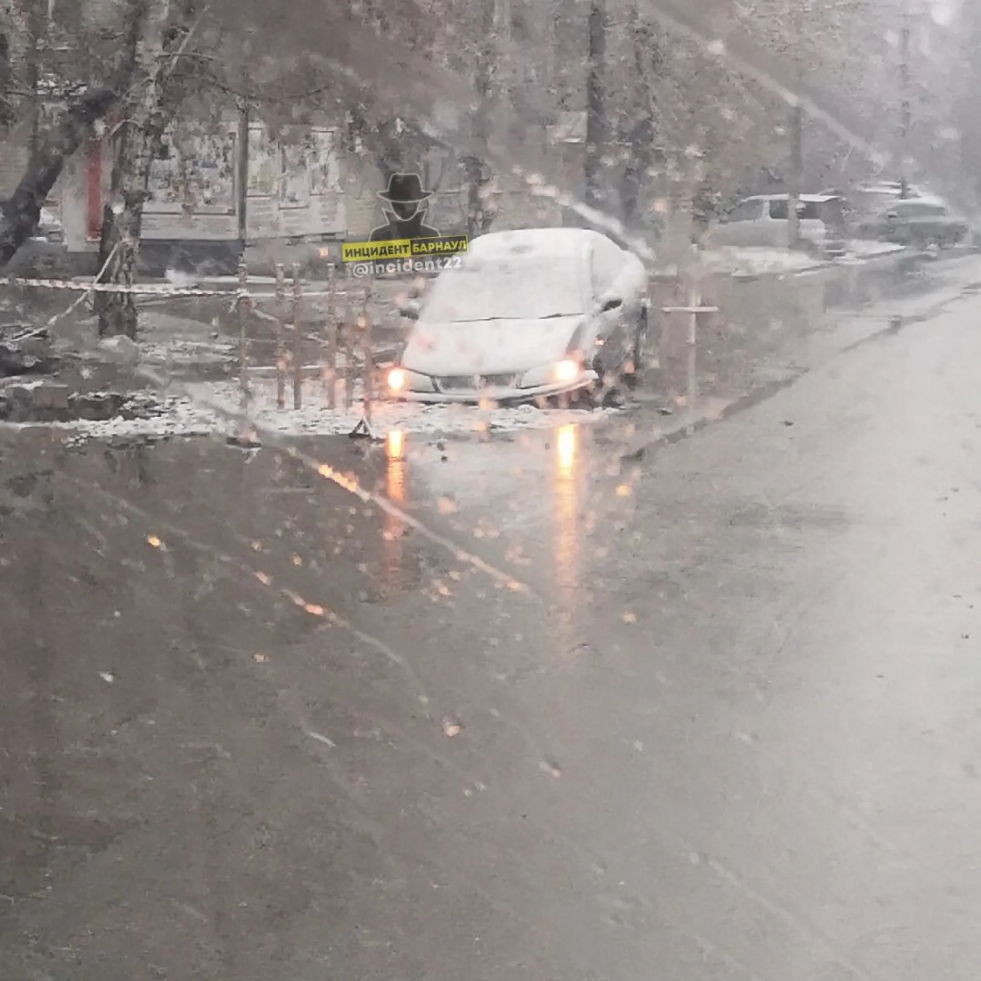 В Барнауле автомобиль провалился в коммунальную яму В Барнауле автомобиль провалился в коммунальную яму