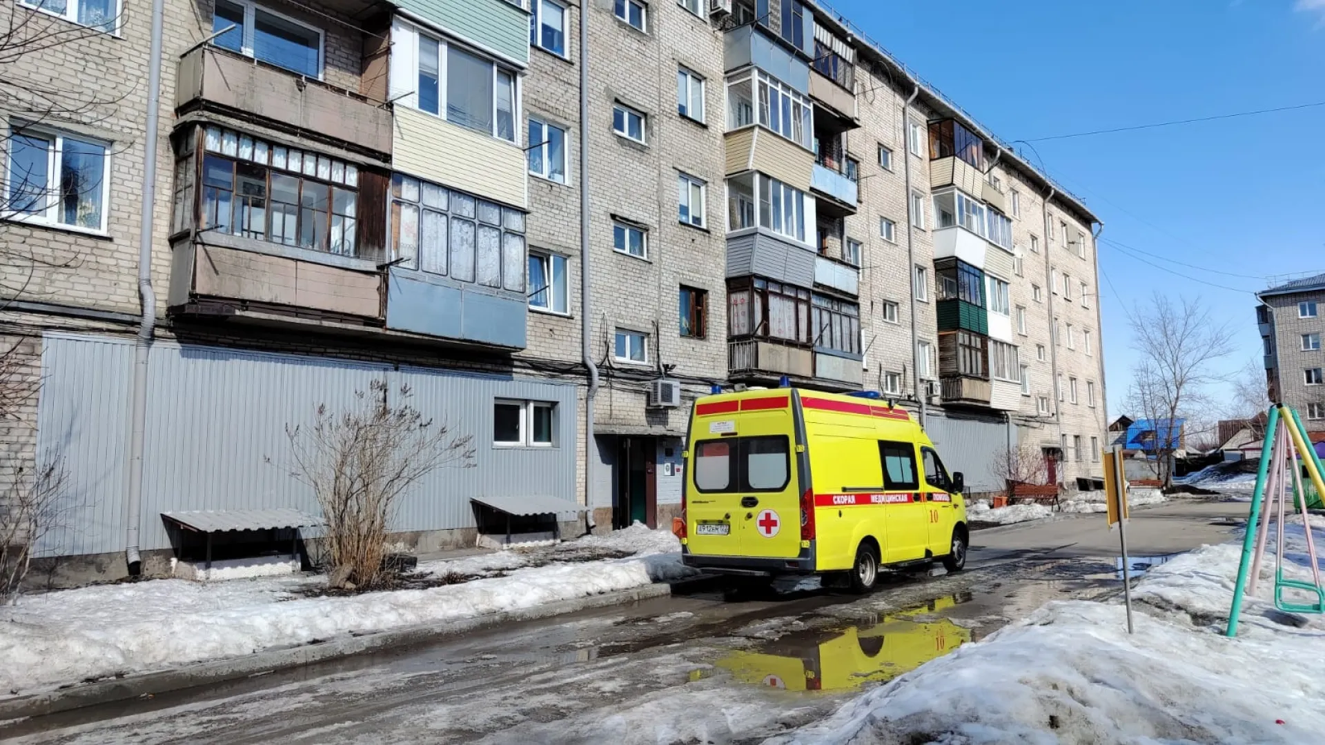 Следователи выясняют обстоятельства падения наледи на мужчину в Барнауле