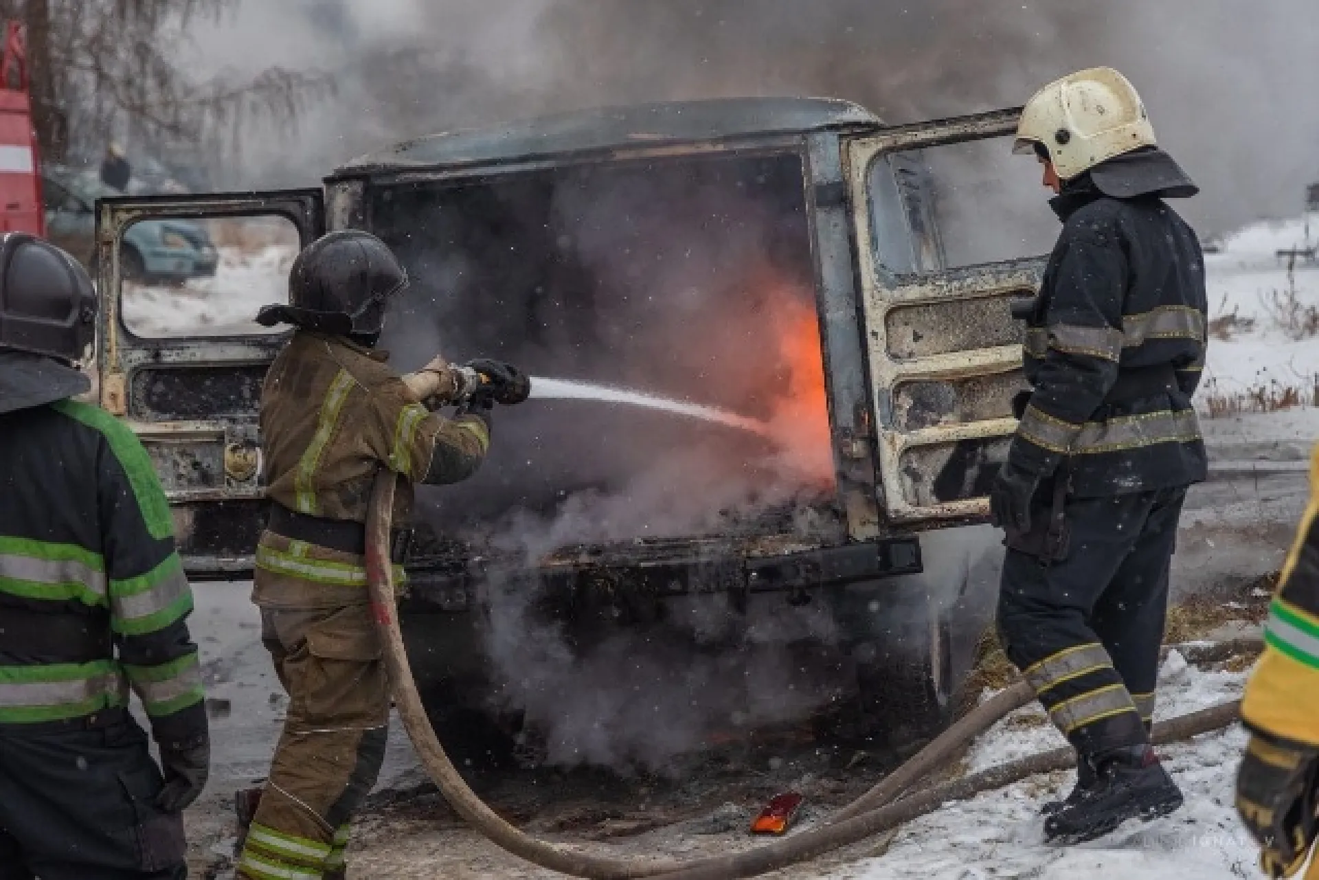 «Буханка» загорелась в Барнауле «Буханка» загорелась в Барнауле
