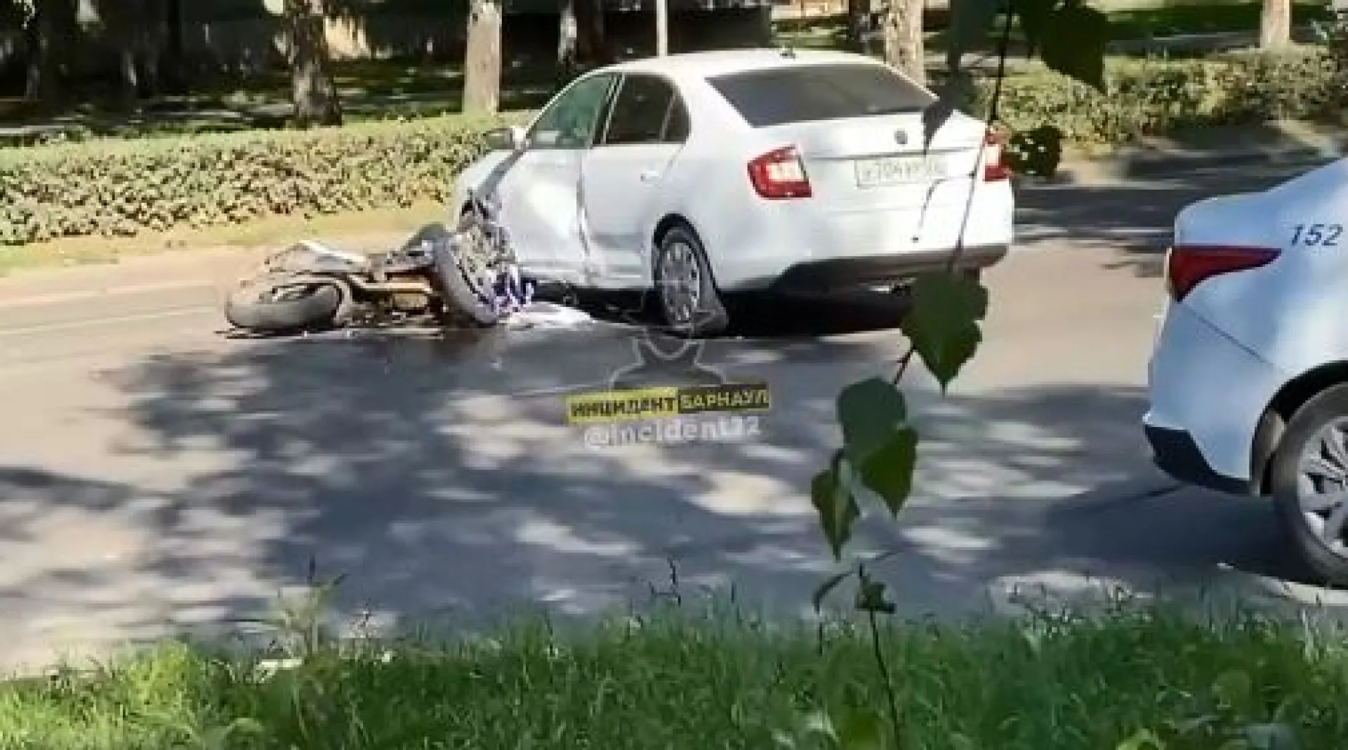 Столкновение легкового автомобиля с мотоциклом произошло на одной из улиц Барнаула Столкновение легкового автомобиля с мотоциклом произошло на одной из улиц Барнаула