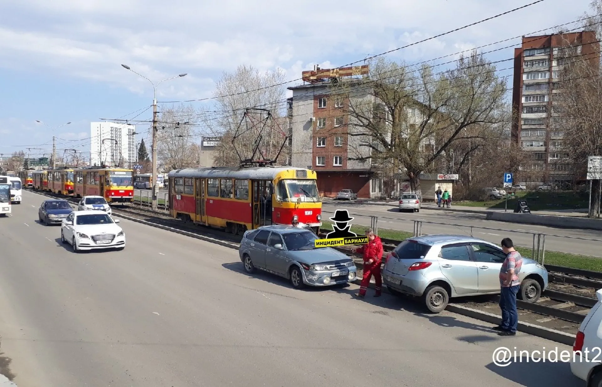 Автомобиль заблокировал движение трамваев в центре Барнаула