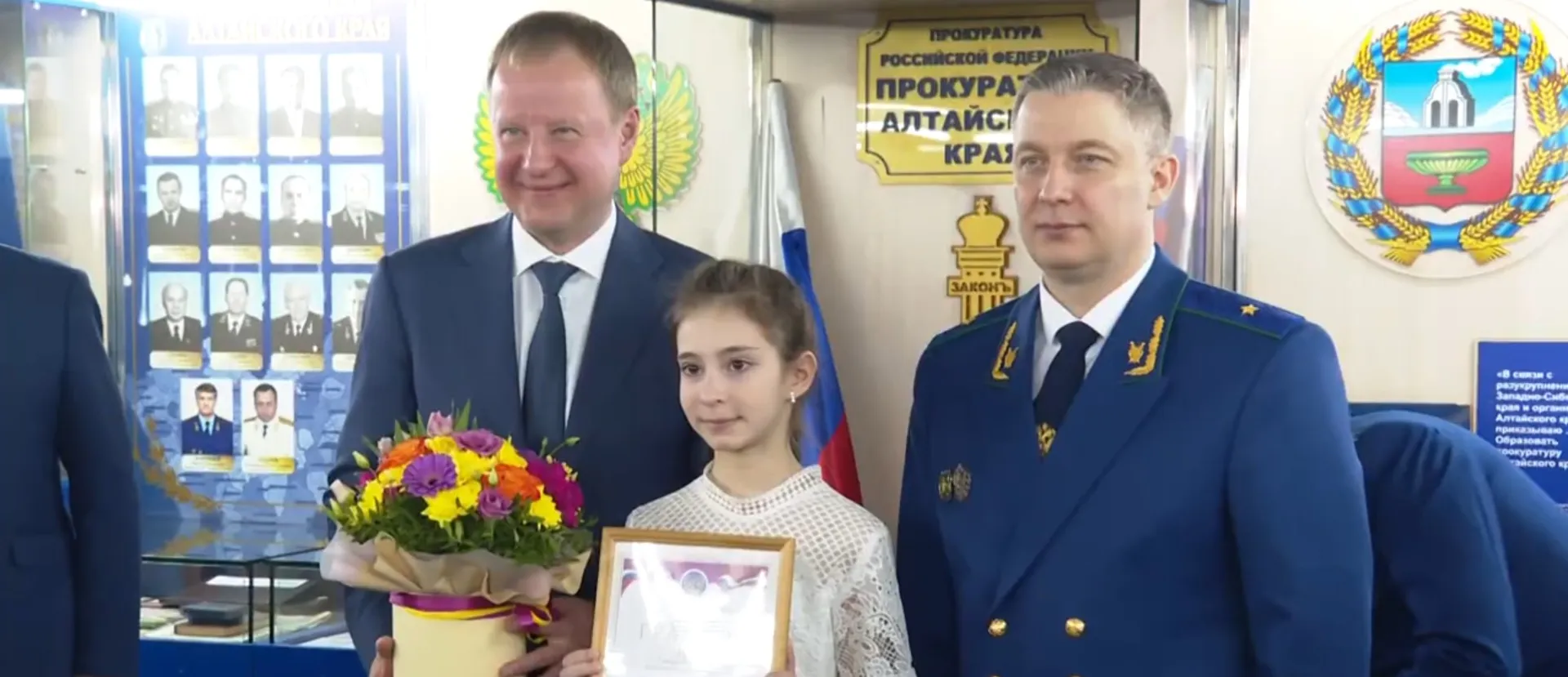 Виктор Томенко и краевой прокурор Антон Герман наградили победителей патриотического конкурса