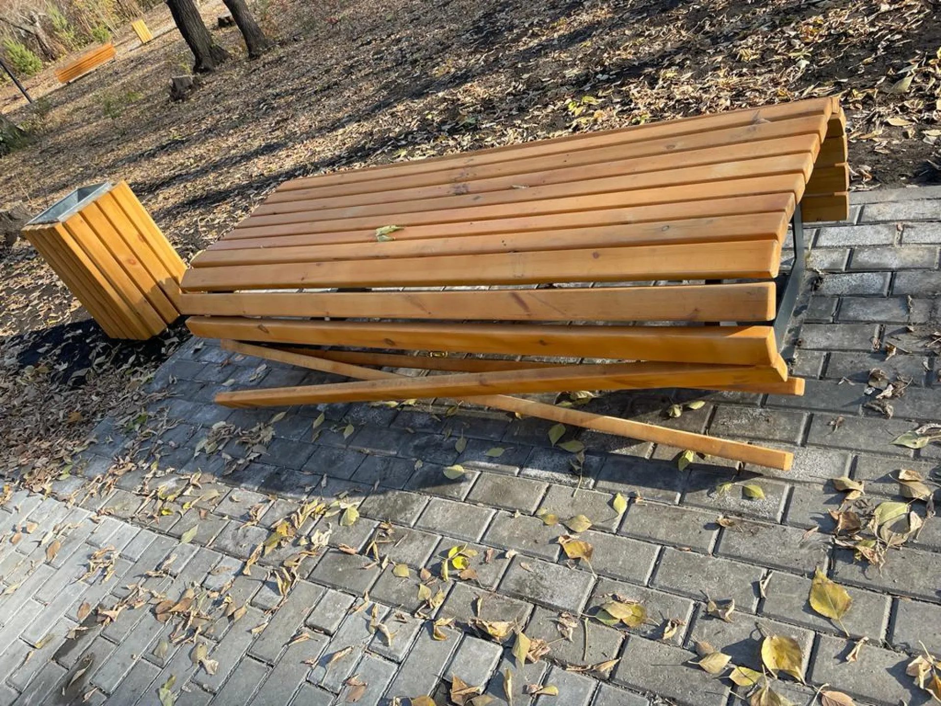 В Бийске неизвестные разгромили недавно отремонтированный сквер