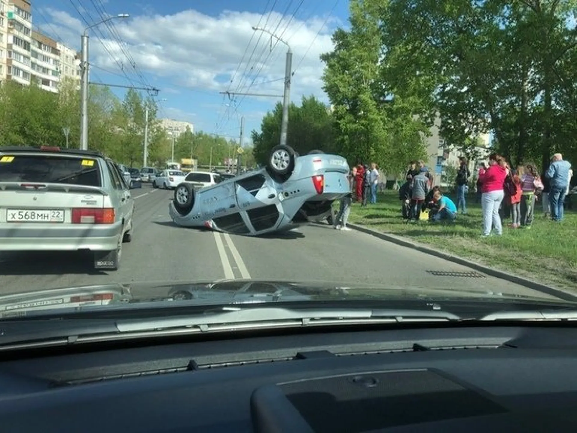 Автомобиль перевернулся на крышу в Барнауле Автомобиль перевернулся на крышу в Барнауле
