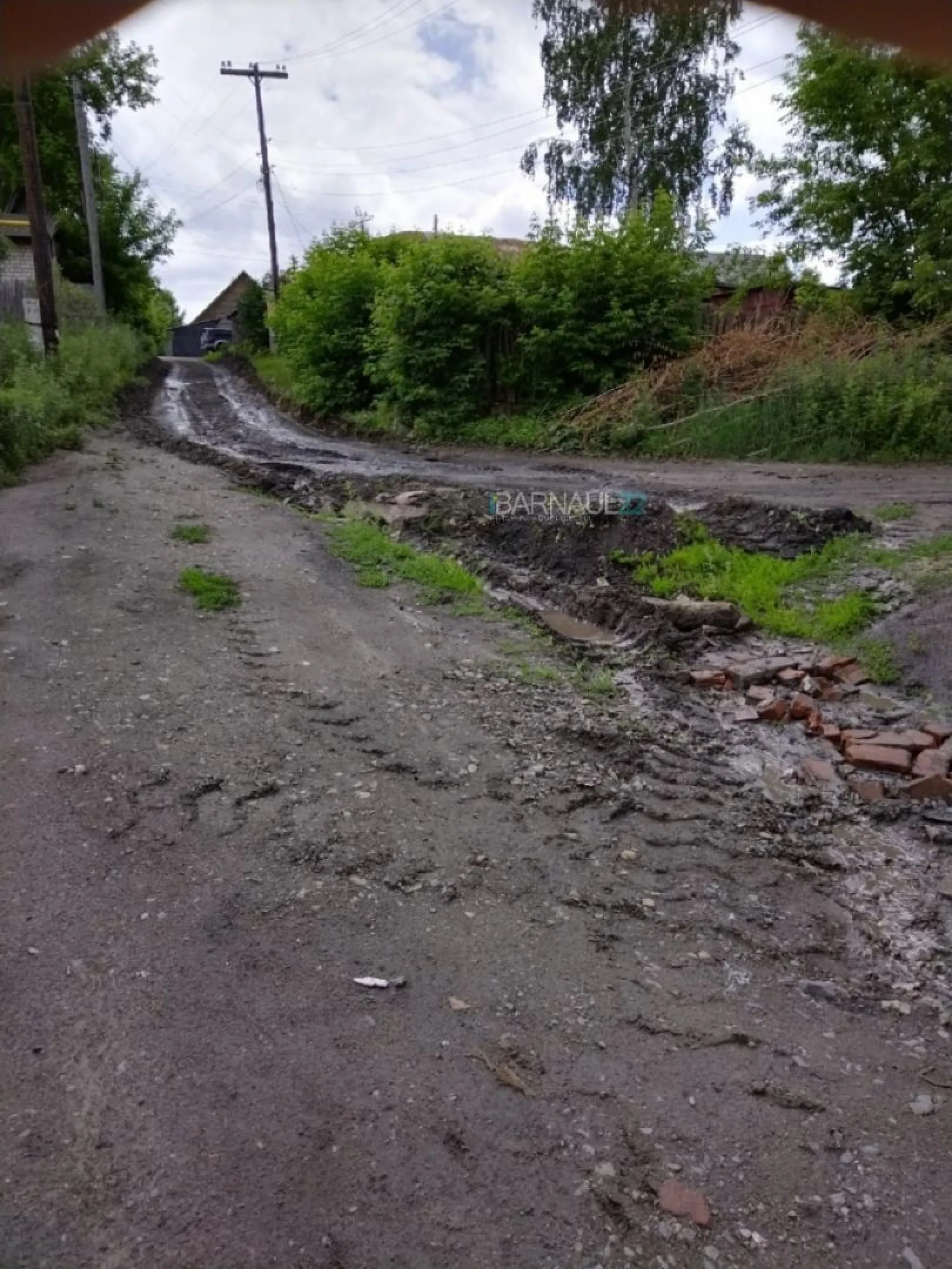 Жительница Новоалтайска жалуется на ямы в дороге, которую должны были отсыпать еще в 2021 году