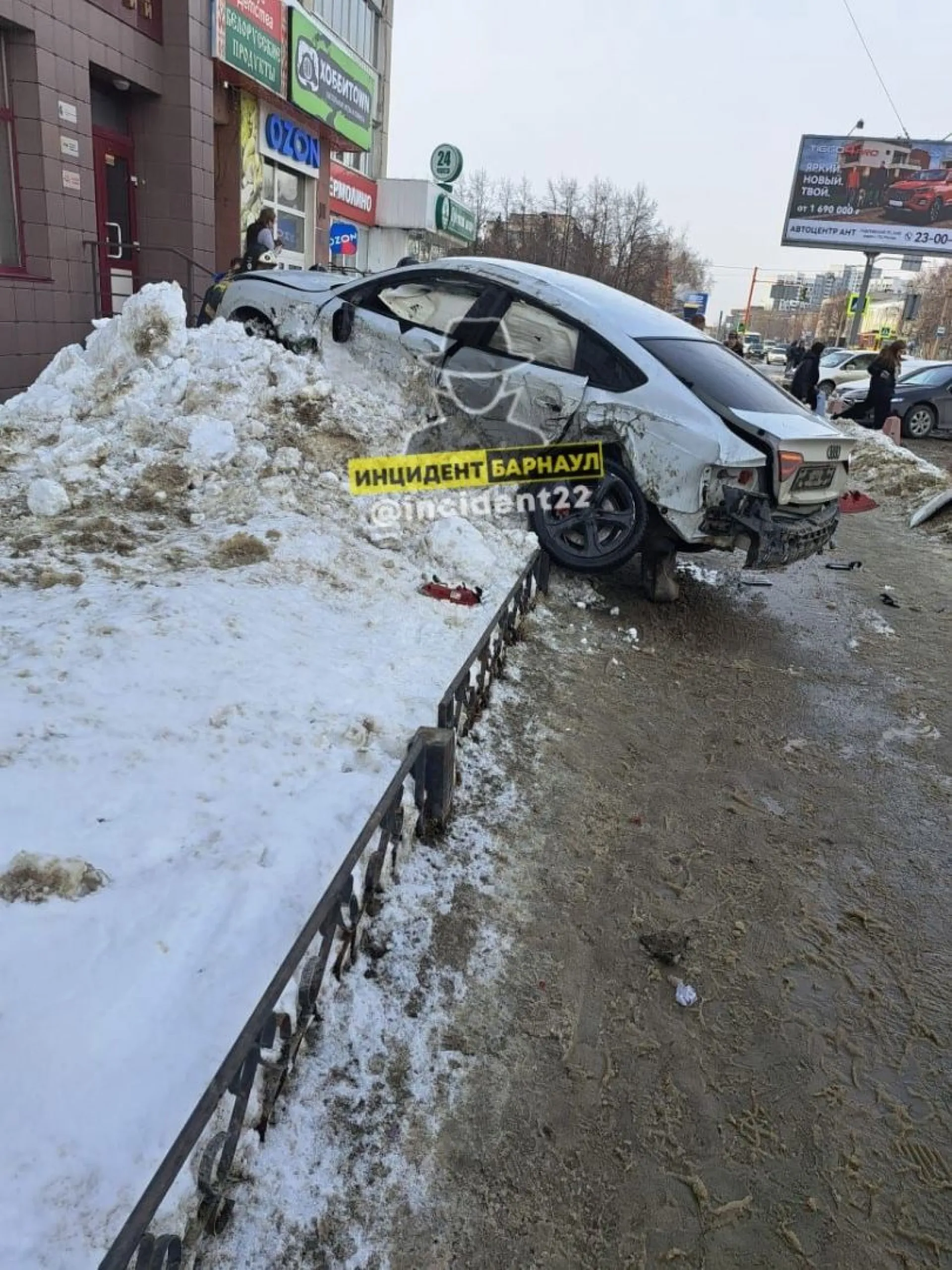 В центре Барнаула легковой автомобиль вынесло на тротуар в результутате ДТП
