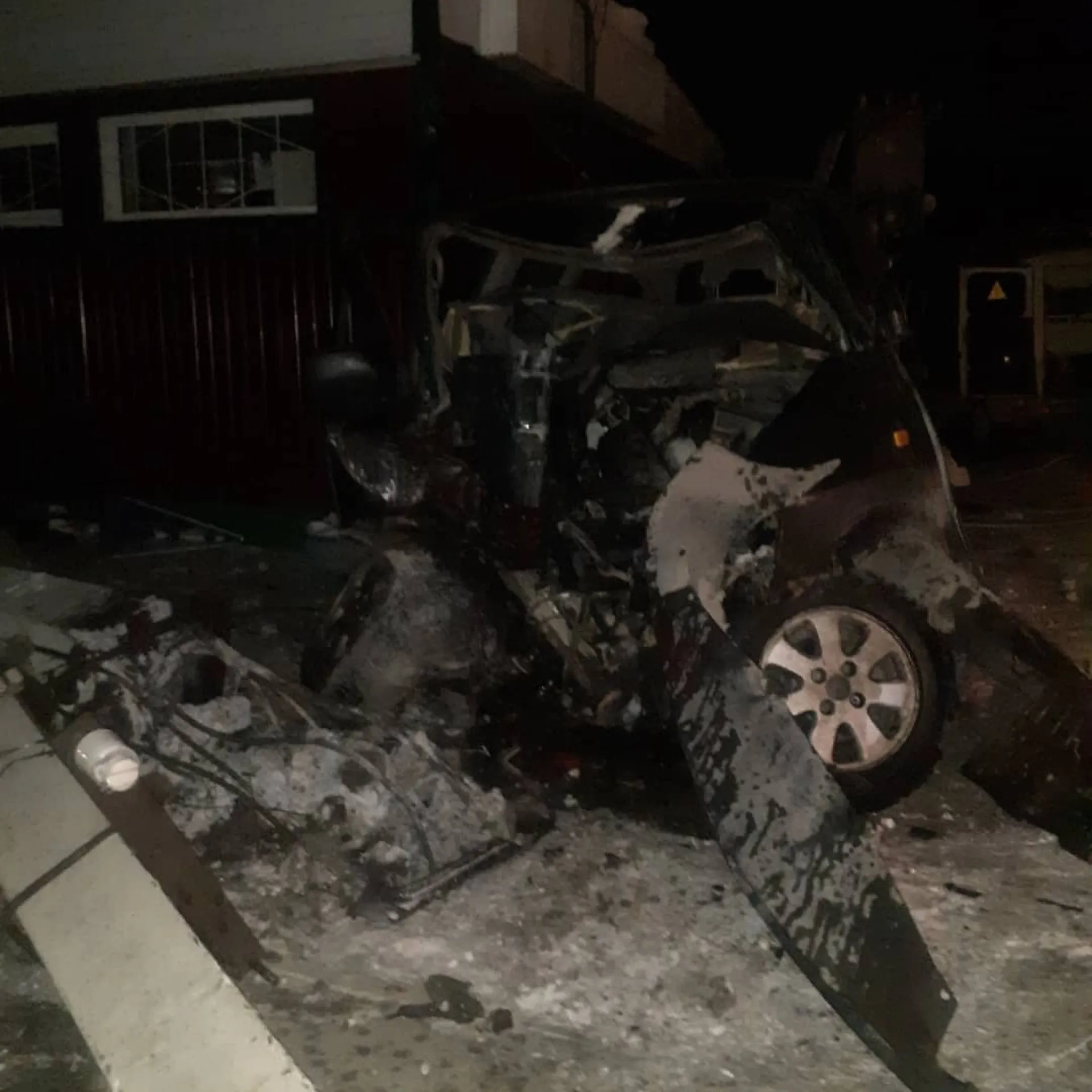 Автомобиль превратился в груду металлолома после ДТП в Барнауле Автомобиль превратился в груду металлолома после ДТП в Барнауле