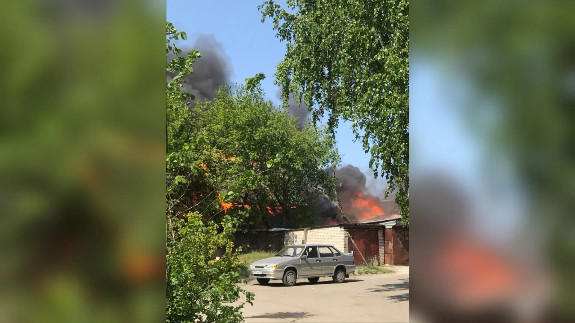 Хозяйственная постройка загорелась в Барнауле Хозяйственная постройка загорелась в Барнауле