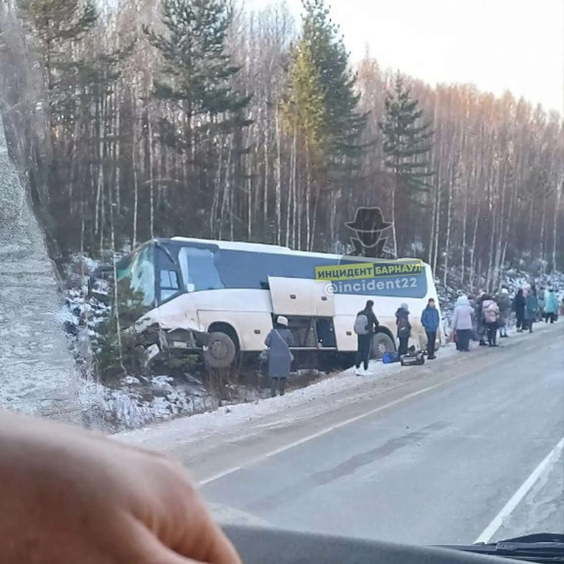 Автобус и грузовой автомобиль столкнулись на границе Алтайского края