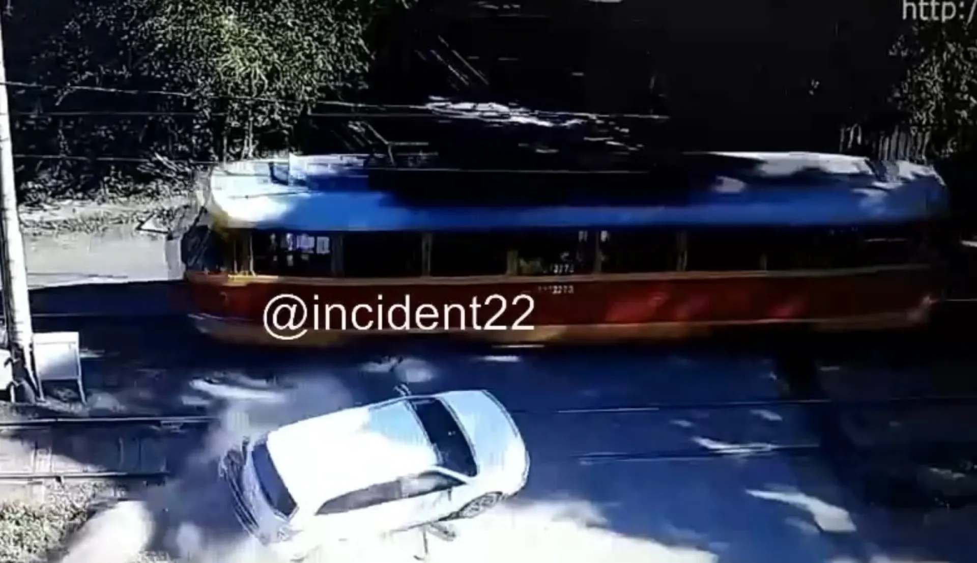 Трамвай протаранил легковушку в Барнауле  Трамвай протаранил легковушку в Барнауле