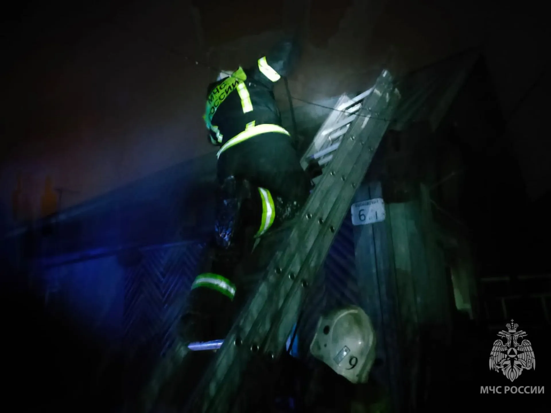 В Барнауле пожарные спасли женщину из горящего дома