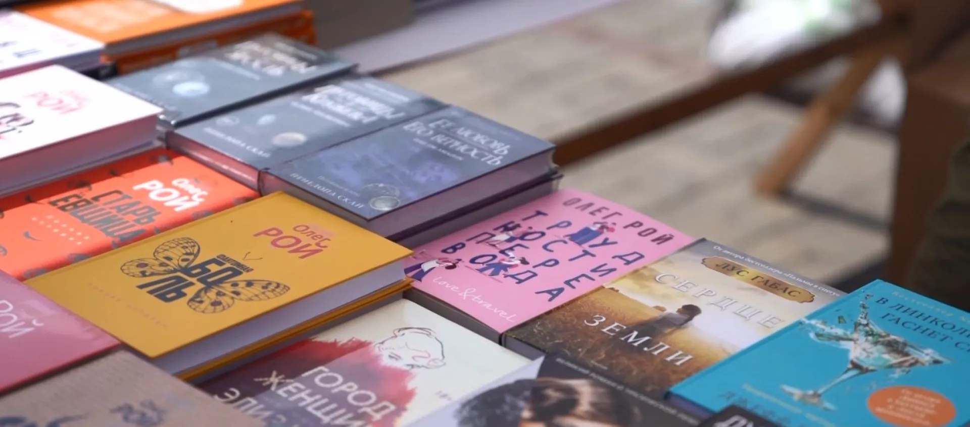 Более трёх тонн книг, а также лектории и встречи с писателями: Большой книжный фестиваль «Петровский бульвар-2024» работает в Бийске