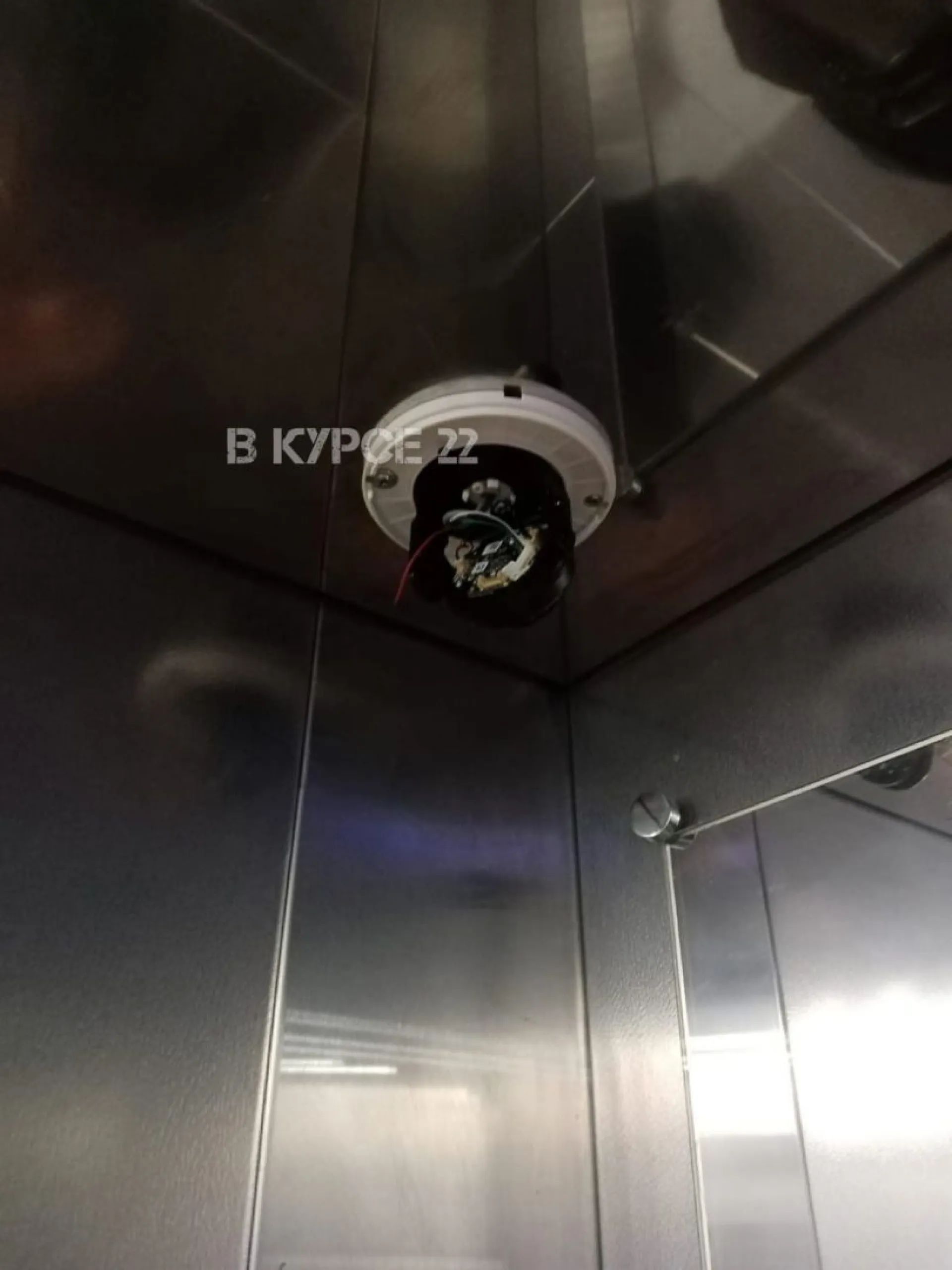 Дети отломили камеру видеонаблюдения в одном из лифтов Барнаула Дети отломили камеру видеонаблюдения в одном из лифтов Барнаула