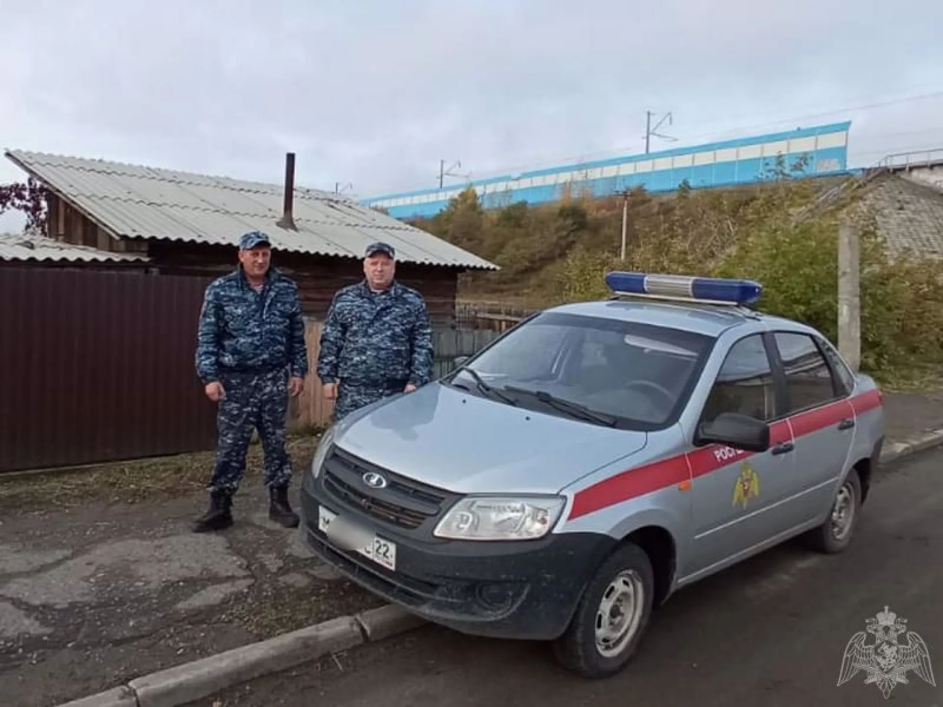 В Алтайском крае росгвардейцы помогли жильцам выбраться из горящего дома В Алтайском крае росгвардейцы помогли жильцам выбраться из горящего дома