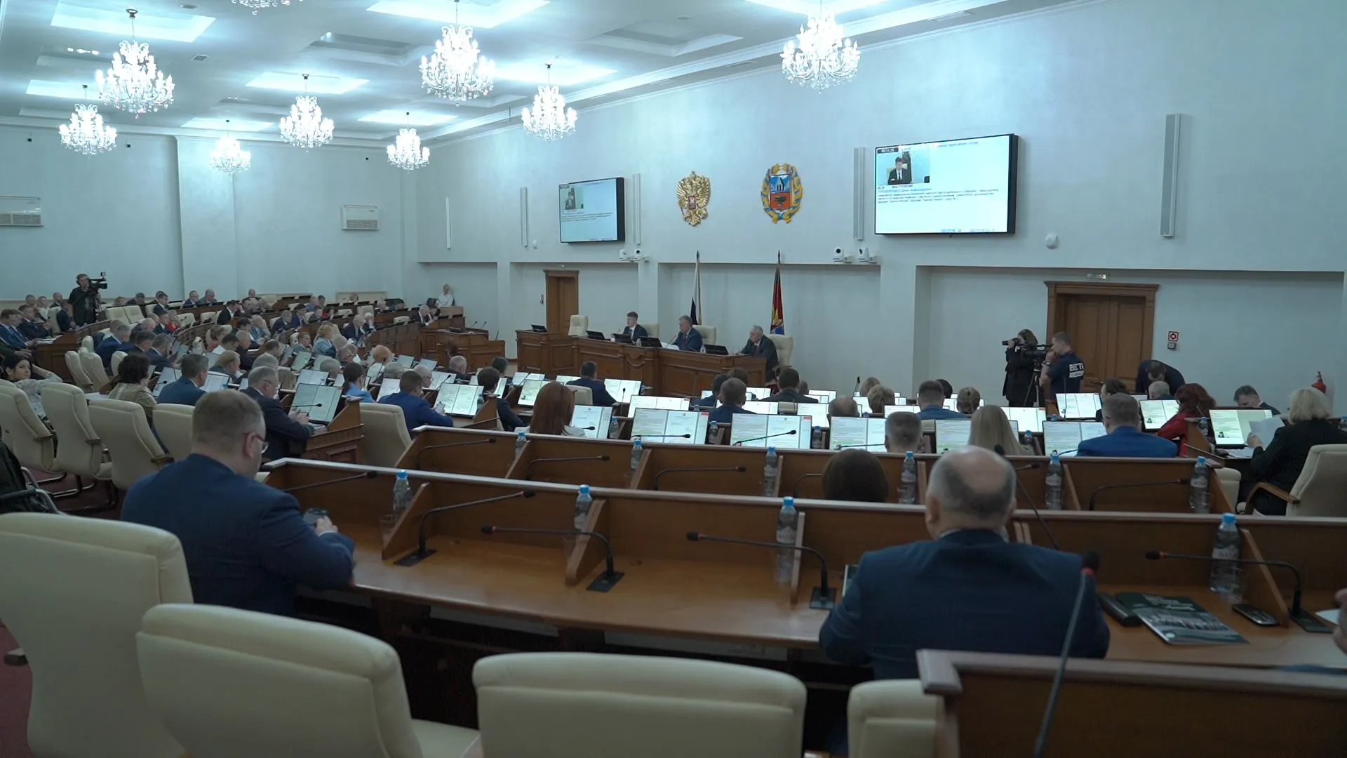 Маркировка собак, алкоголь до 22:00 и выплаты работникам скорой помощи: как прошла июньская сессия АКЗС