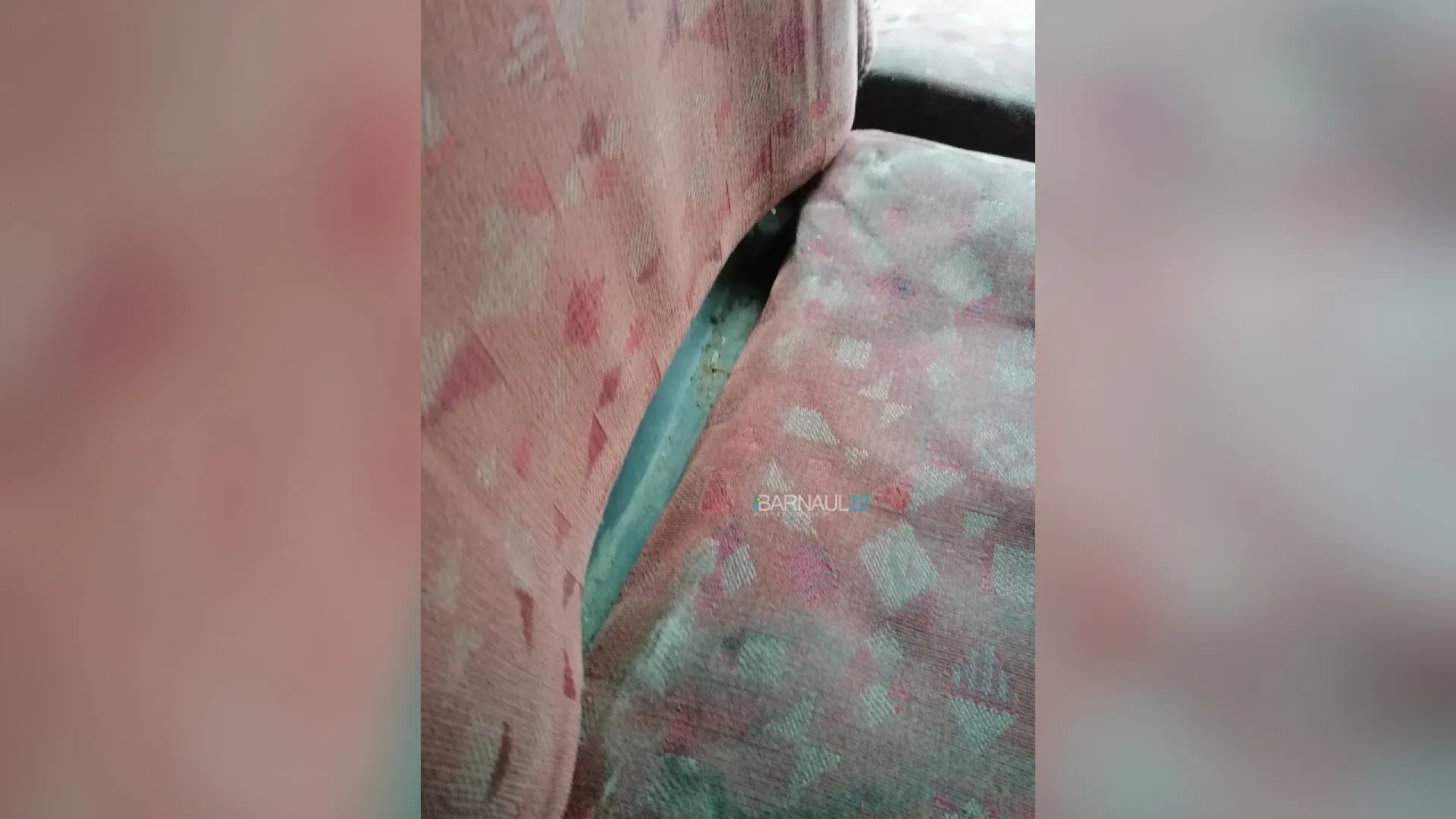 Жители Барнаула пожаловались на плохое состояние салонов городских автобусов