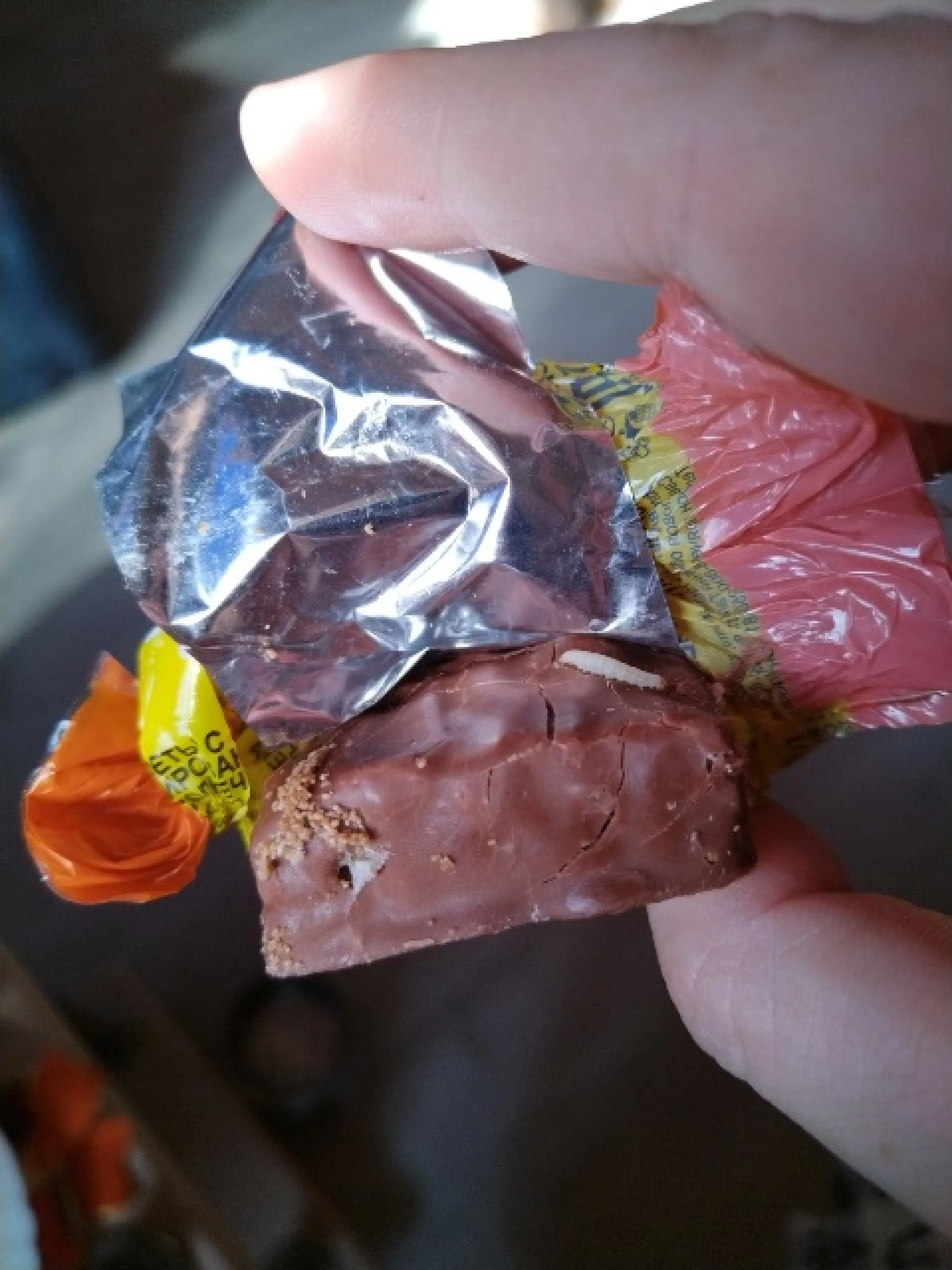 Ребенок чуть не съел конфеты с личинками в Бийске Ребенок чуть не съел конфеты с личинками в Бийске