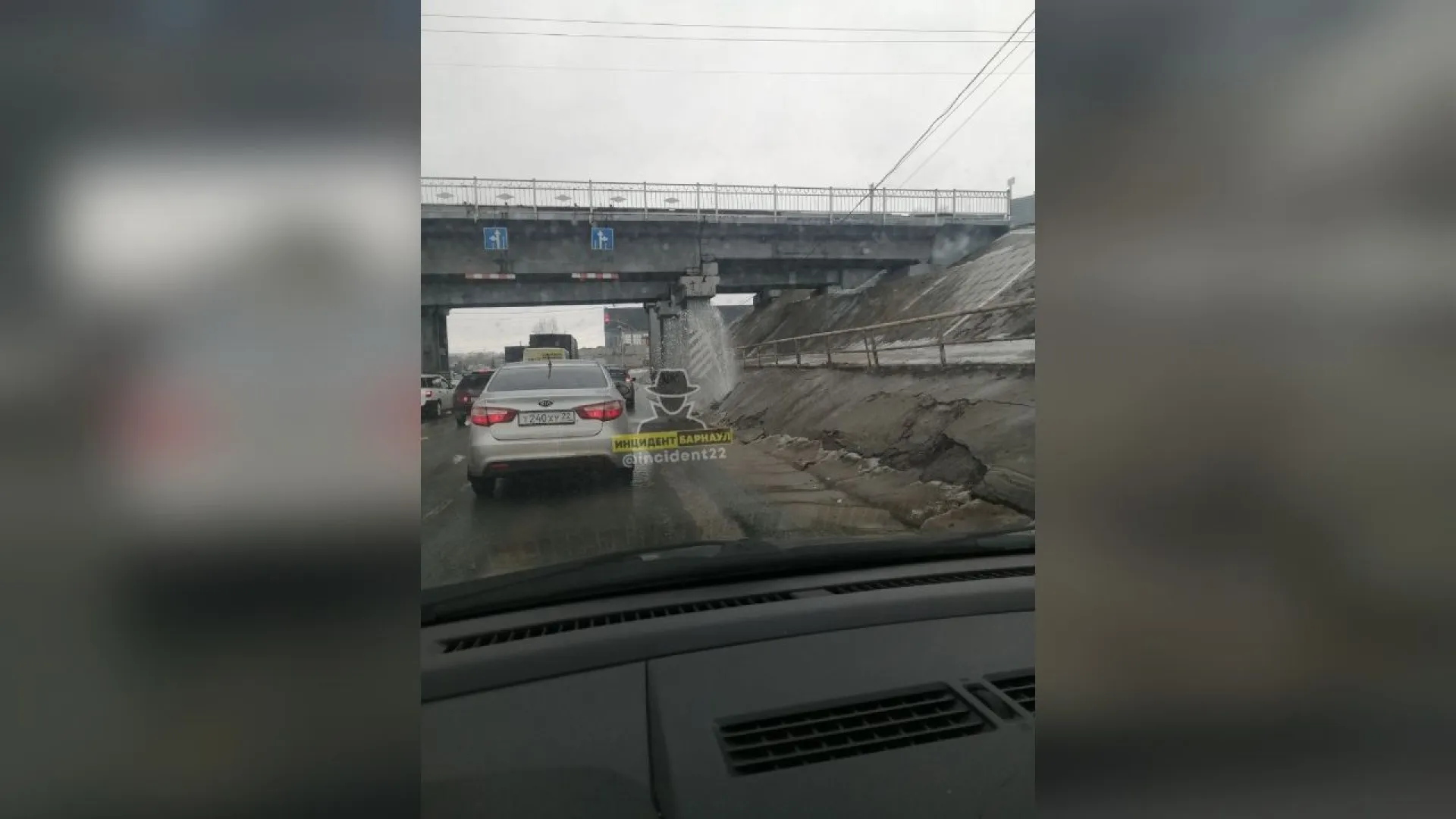 Фонтан из-под земли забил в Барнауле
