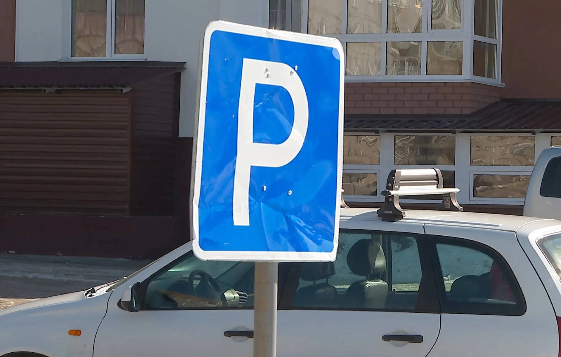 Отцы устроили драку на парковке детского сада в Алтайском районе