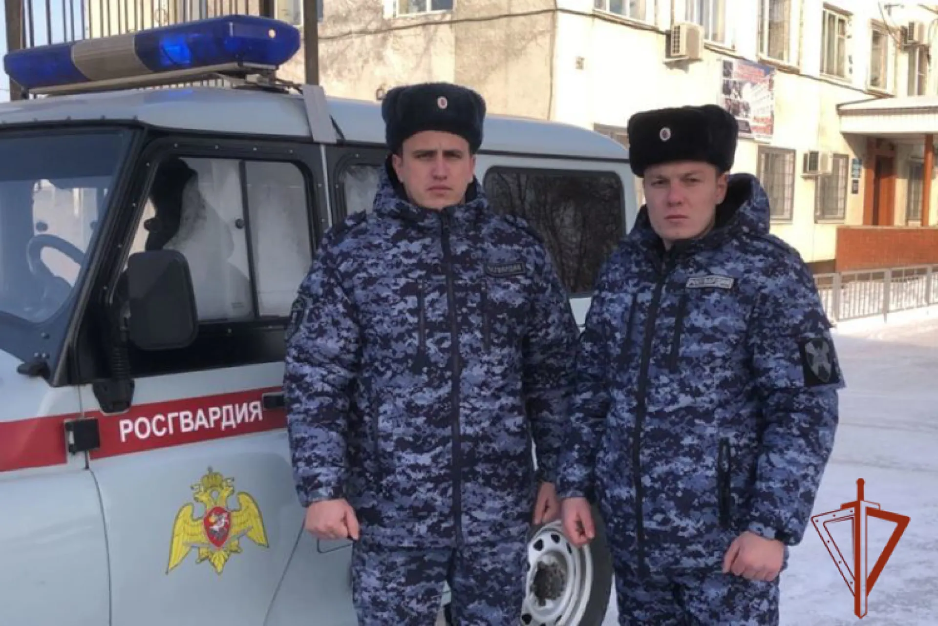 Росгвардейцы помешали огню перекинуться на жилой дом в Алтайском крае