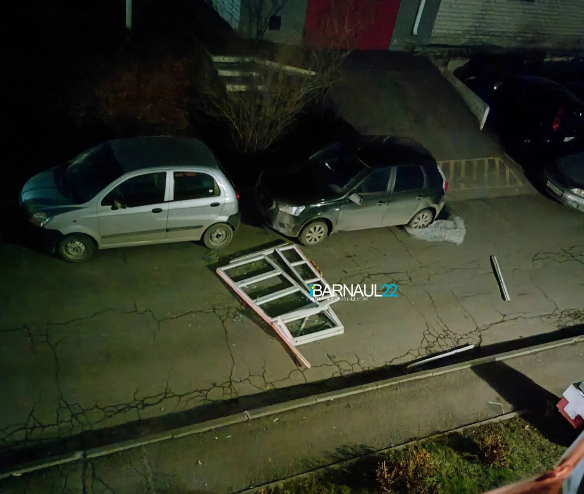 Мощный ветер обрушился ночью на Алтайский край. Барнаульцы делятся фотографиями последствий урагана в соцсетях Мощный ветер обрушился ночью на Алтайский край. Барнаульцы делятся фотографиями последствий урагана в соцсетях