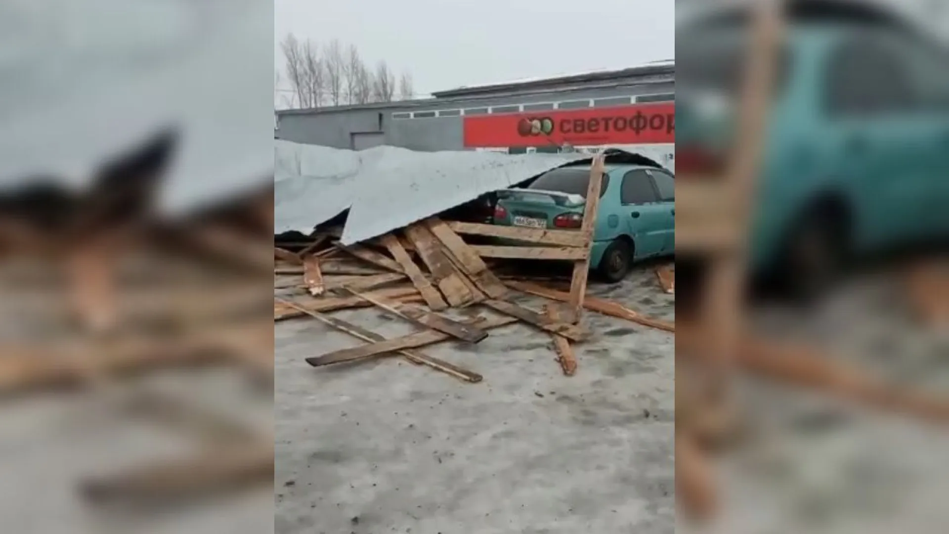 В Ребрихе ветер сорвал крышу здания