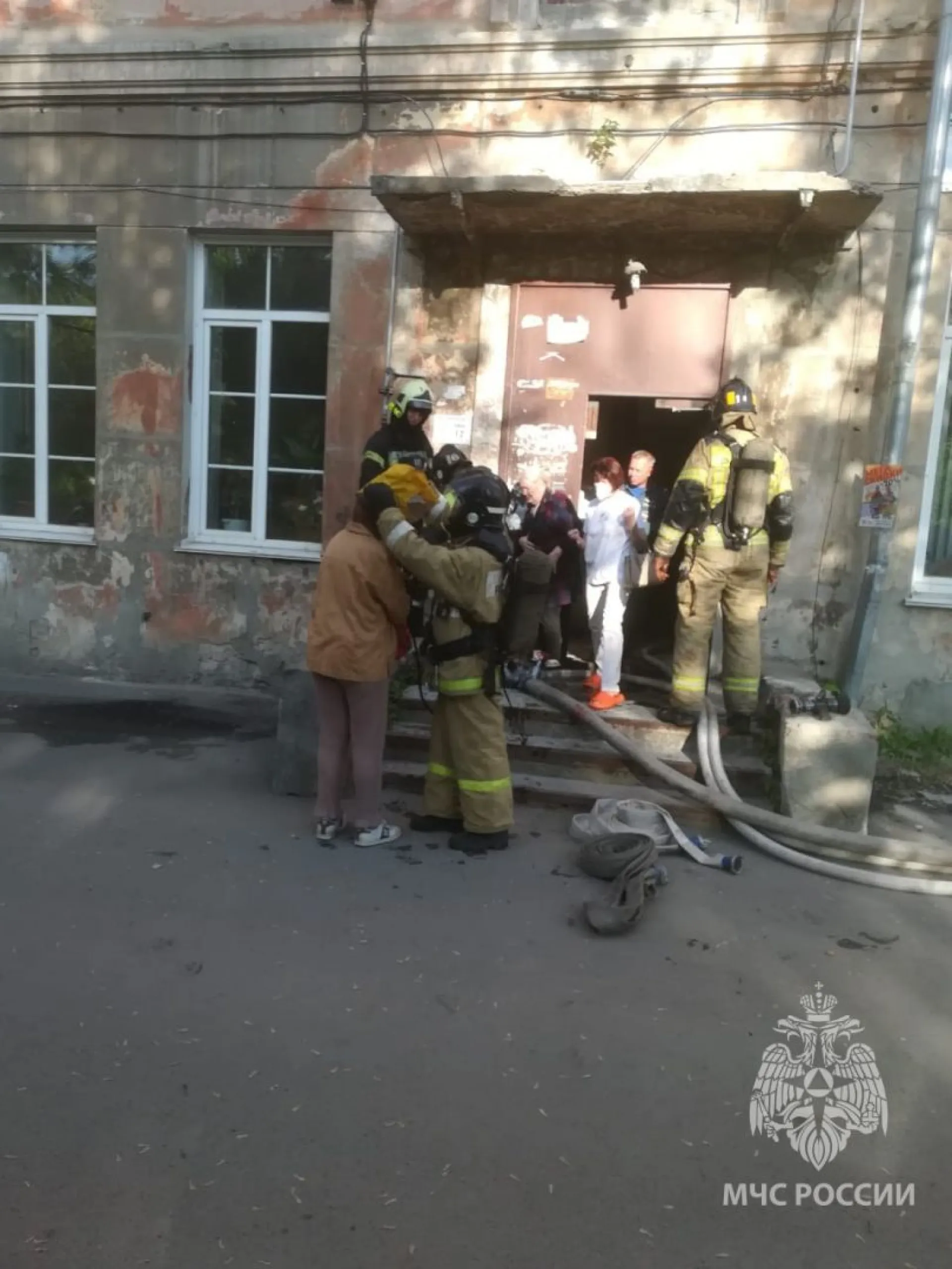 Пожарные спасли из огня 11 человек в Барнауле