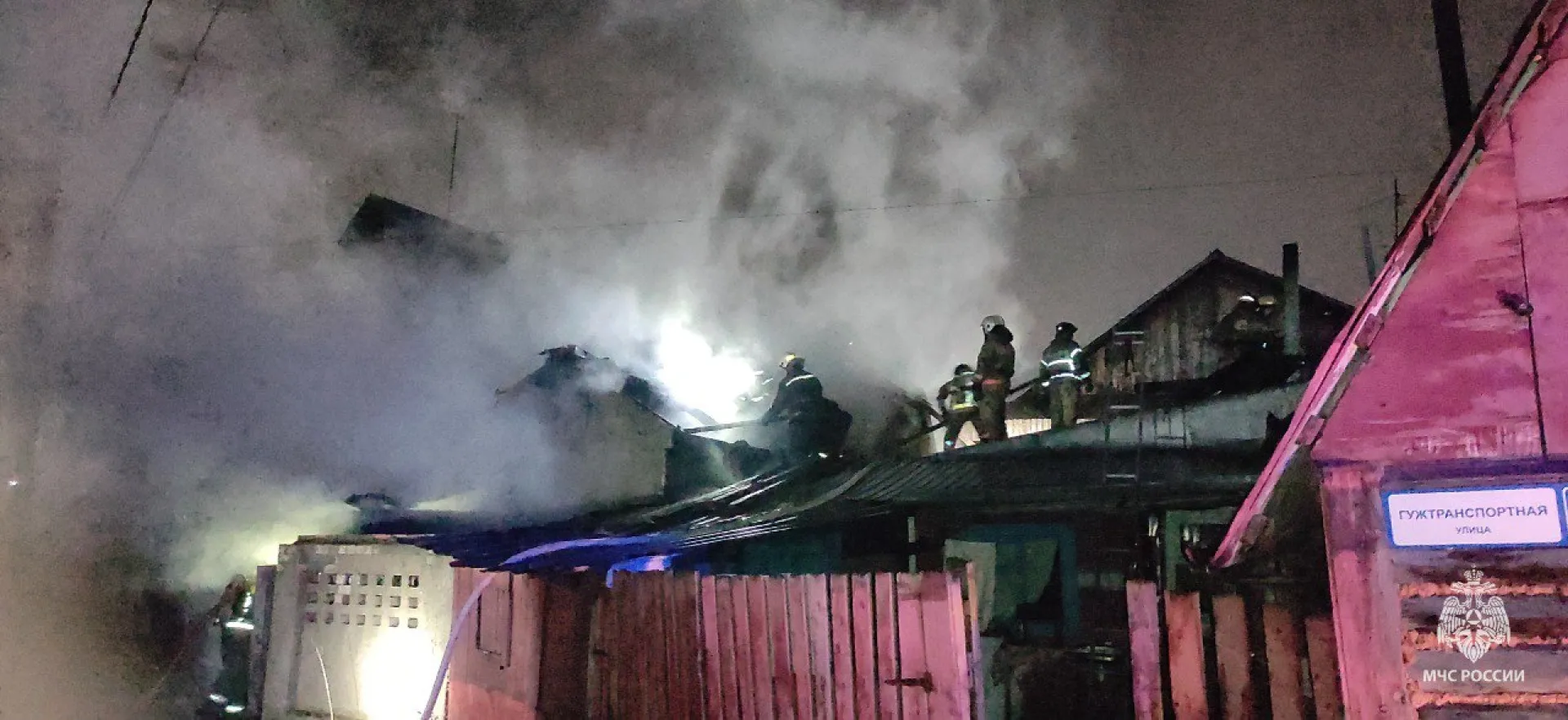 Двое человек погибли на крупном пожаре в частном секторе Барнаула