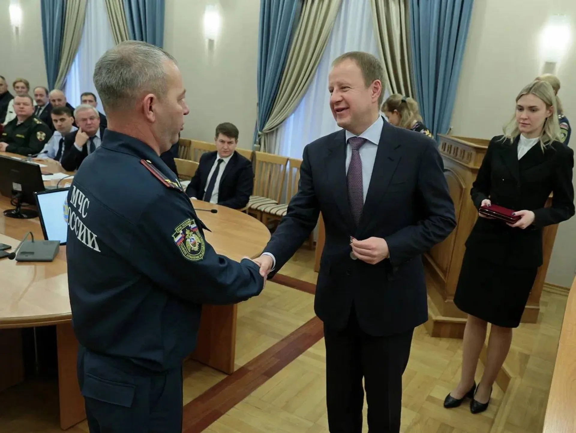 Губернатор Виктор Томенко наградил и поздравил алтайских спасателей 