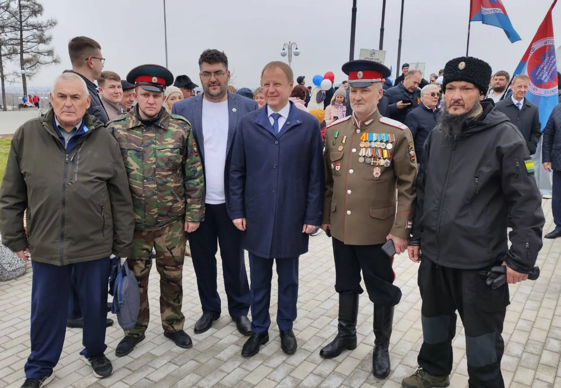 Виктор Томенко поздравил жителей Алтайского края у стелы «Город трудовой доблести» в Барнауле Виктор Томенко поздравил жителей Алтайского края у стелы «Город трудовой доблести» в Барнауле