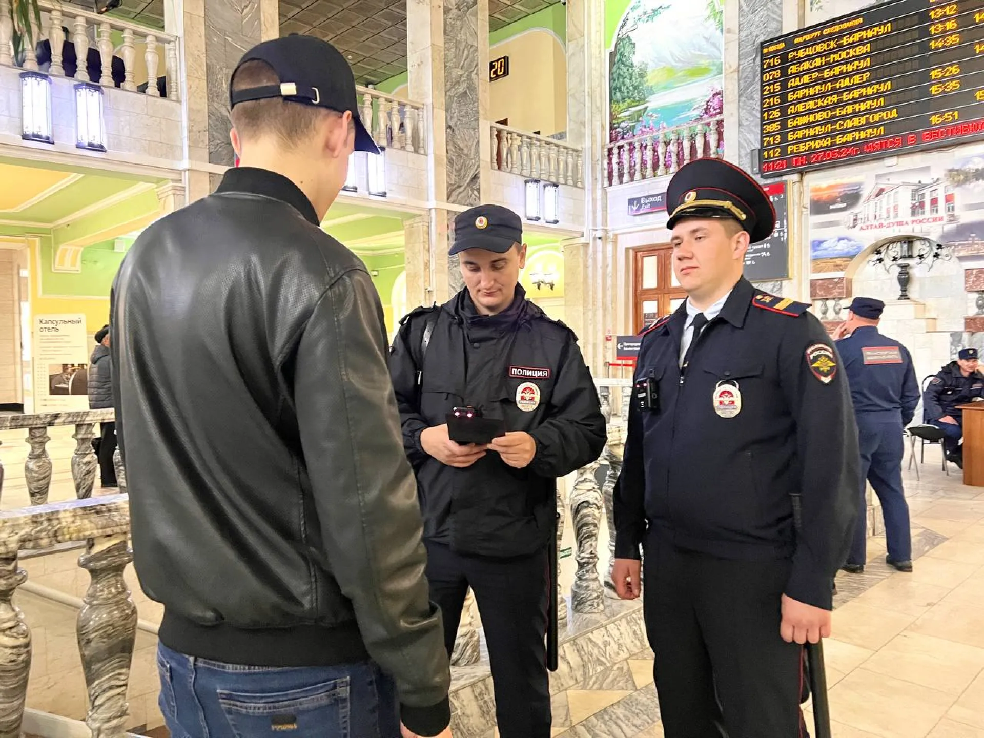 Должников по штрафам задержали транспортные полицейские Алтая на вокзале