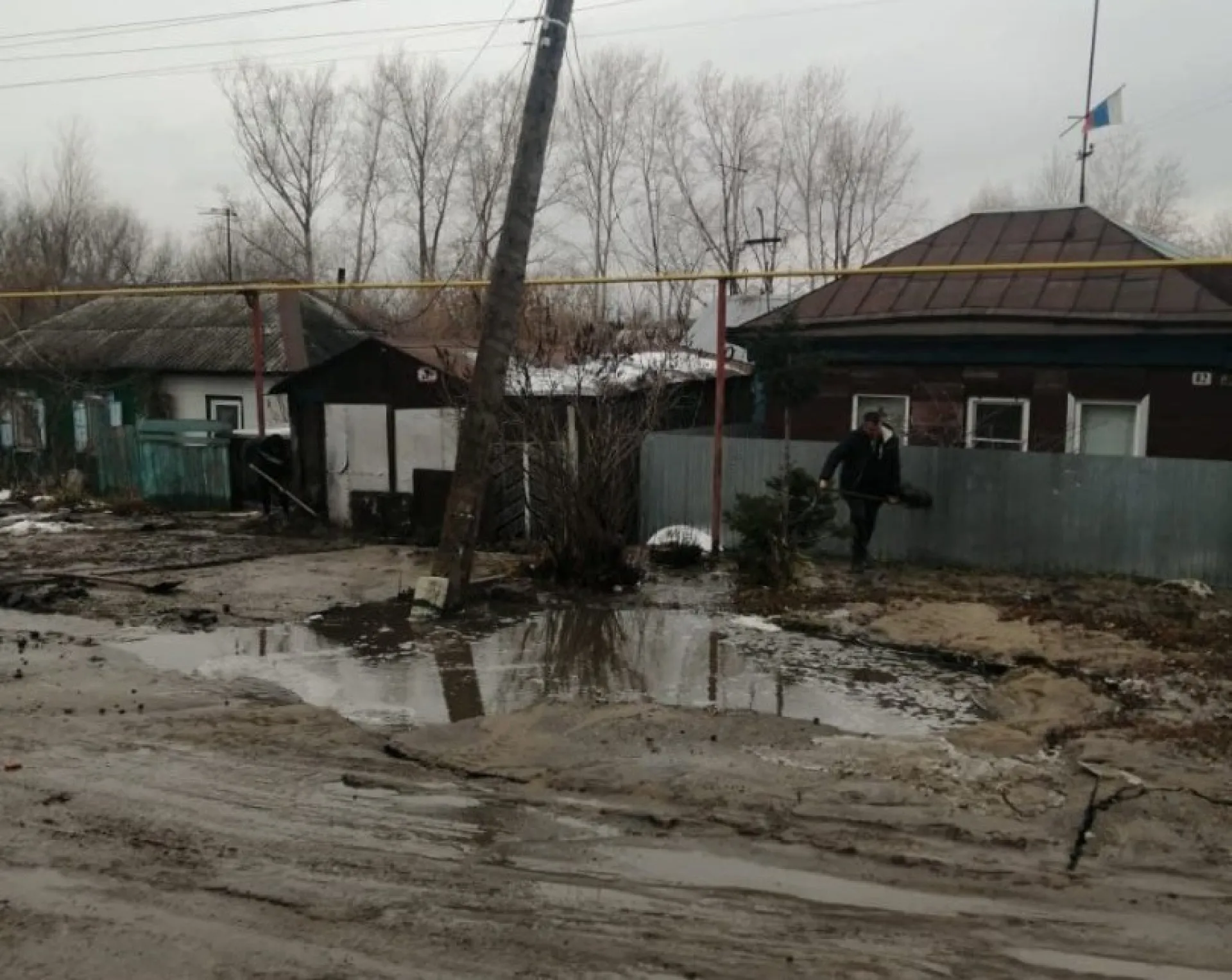 В центре Барнаула прорвало трубу. Горожане временно остались без воды
