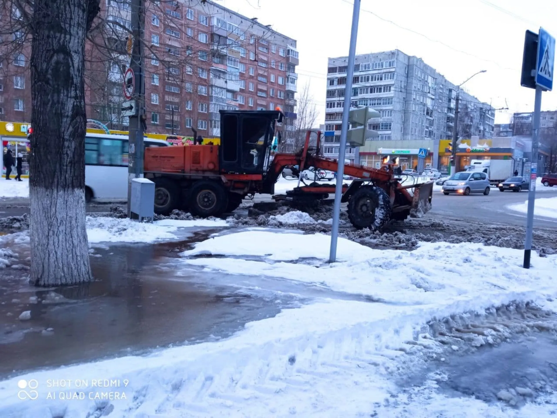 Коммунальную аварию на улице Юрина в Барнауле устранили